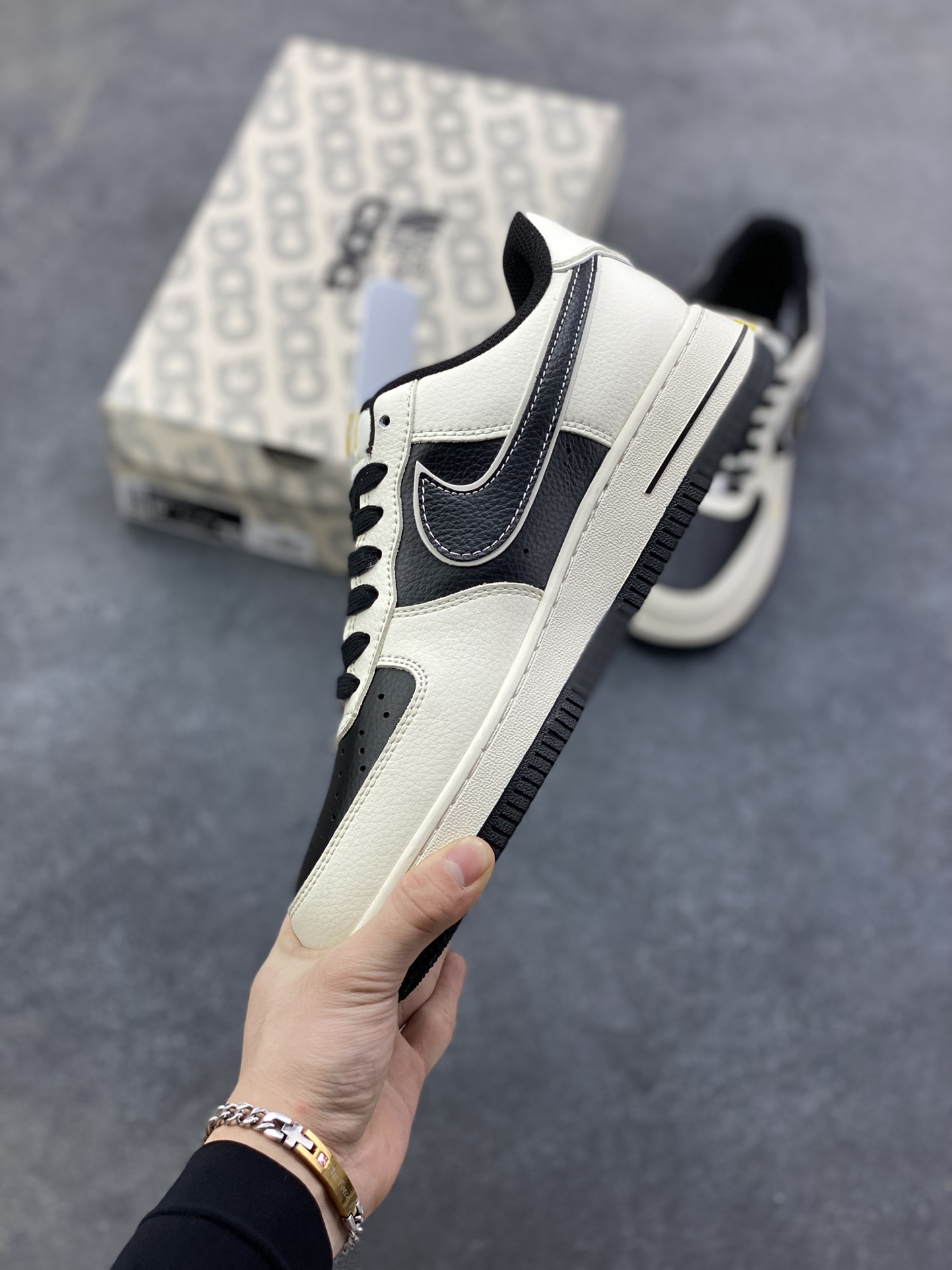 图片[3]-NIke Air Force 1 ‘07 Low “北面联名—米黑金标”空军一号 低帮 运动鞋 休闲鞋 折边针车 工艺难度大 原楦头原纸板 原装鞋盒 定制五金配件 内置全掌气垫 原厂鞋底 货号：JP8028-064 尺码：36 36.5 37.5 38 38.5 39 40 40.5 41 42 42.5 43 44 44.5 45-选品中心