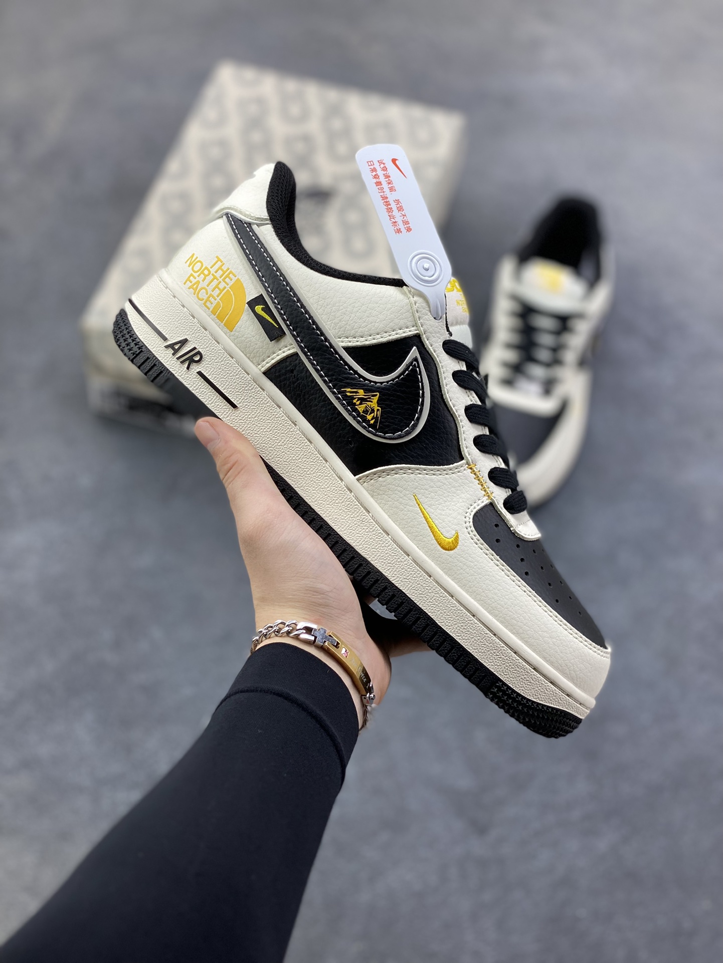 NIke Air Force 1 ‘07 Low “北面联名—米黑金标”空军一号 低帮 运动鞋 休闲鞋 折边针车 工艺难度大 原楦头原纸板 原装鞋盒 定制五金配件 内置全掌气垫 原厂鞋底 货号：JP8028-064 尺码：36 36.5 37.5 38 38.5 39 40 40.5 41 42 42.5 43 44 44.5 45-选品中心