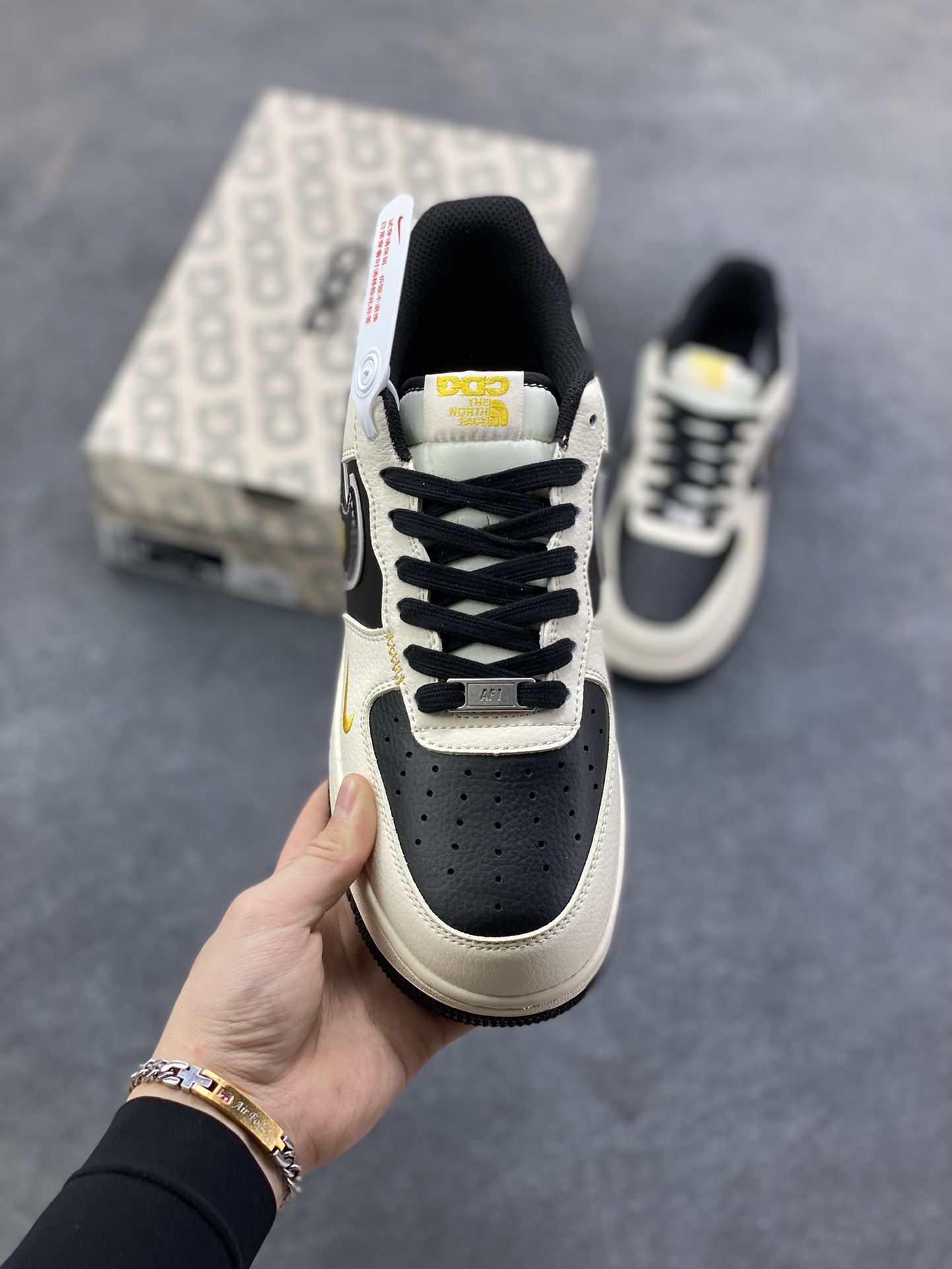 图片[2]-NIke Air Force 1 ‘07 Low “北面联名—米黑金标”空军一号 低帮 运动鞋 休闲鞋 折边针车 工艺难度大 原楦头原纸板 原装鞋盒 定制五金配件 内置全掌气垫 原厂鞋底 货号：JP8028-064 尺码：36 36.5 37.5 38 38.5 39 40 40.5 41 42 42.5 43 44 44.5 45-选品中心