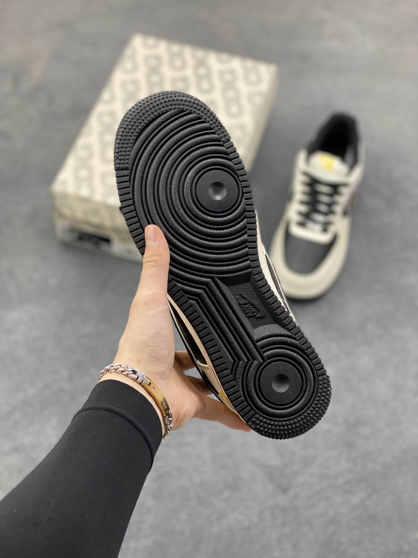 图片[5]-NIke Air Force 1 ‘07 Low “北面联名—米黑金标”空军一号 低帮 运动鞋 休闲鞋 折边针车 工艺难度大 原楦头原纸板 原装鞋盒 定制五金配件 内置全掌气垫 原厂鞋底 货号：JP8028-064 尺码：36 36.5 37.5 38 38.5 39 40 40.5 41 42 42.5 43 44 44.5 45-选品中心