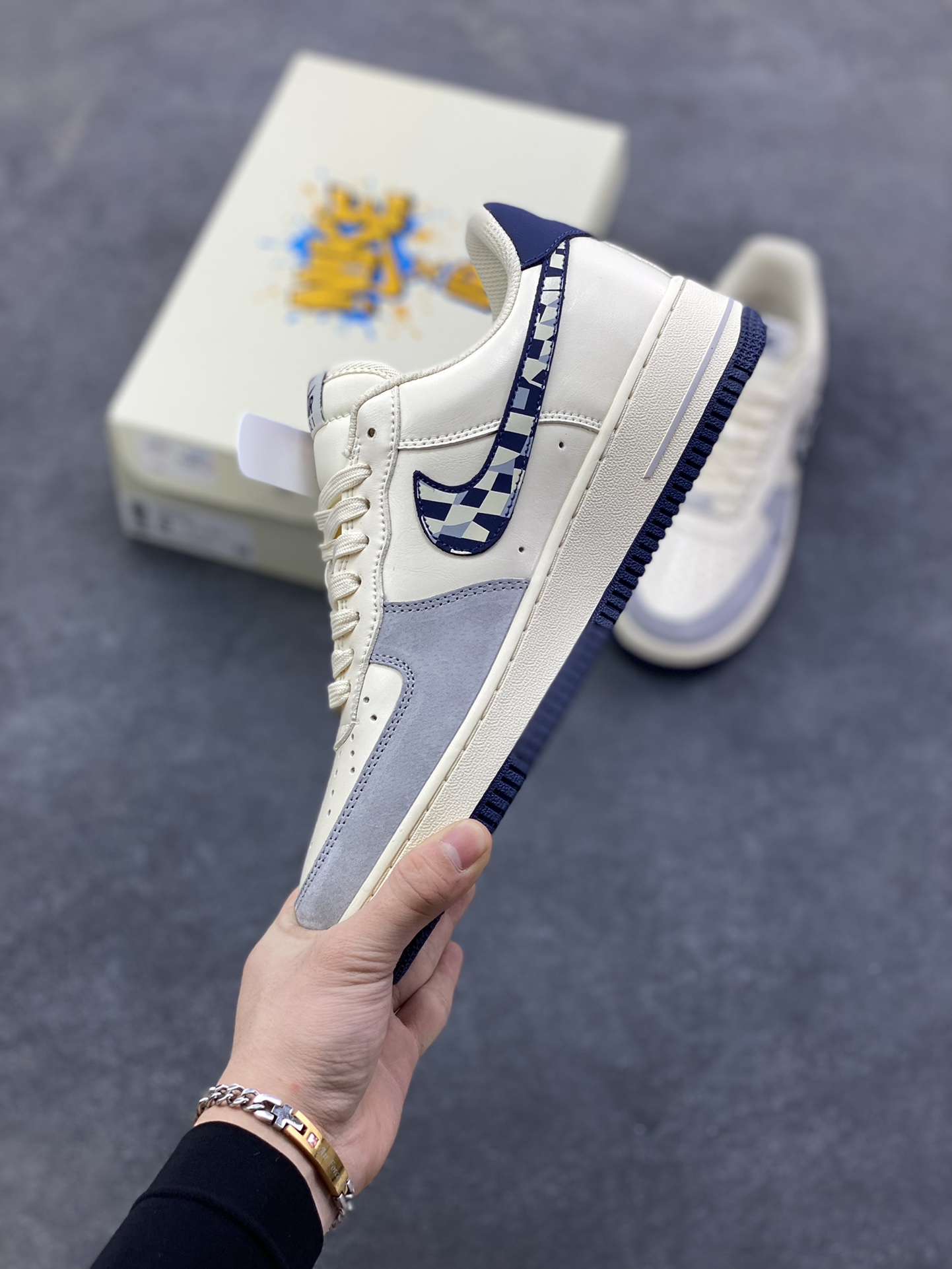 图片[3]-NIke Air Force 1 ‘07 Low 奶白蓝拼接 空军一号低帮 运动鞋 休闲鞋 折边针车 工艺难度大 原楦头原纸板 高端定制鞋盒 原厂鞋底 超高清洁度 细节完美 货号：NH0601-580 尺码：36 36.5 37.5 38 38.5 39 40 40.5 41 42 42.5 43 44 44.5 45-选品中心