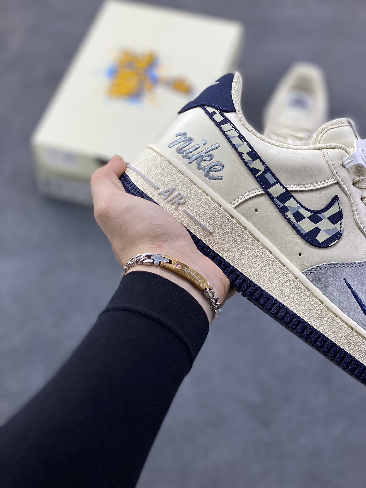 图片[6]-NIke Air Force 1 ‘07 Low 奶白蓝拼接 空军一号低帮 运动鞋 休闲鞋 折边针车 工艺难度大 原楦头原纸板 高端定制鞋盒 原厂鞋底 超高清洁度 细节完美 货号：NH0601-580 尺码：36 36.5 37.5 38 38.5 39 40 40.5 41 42 42.5 43 44 44.5 45-选品中心