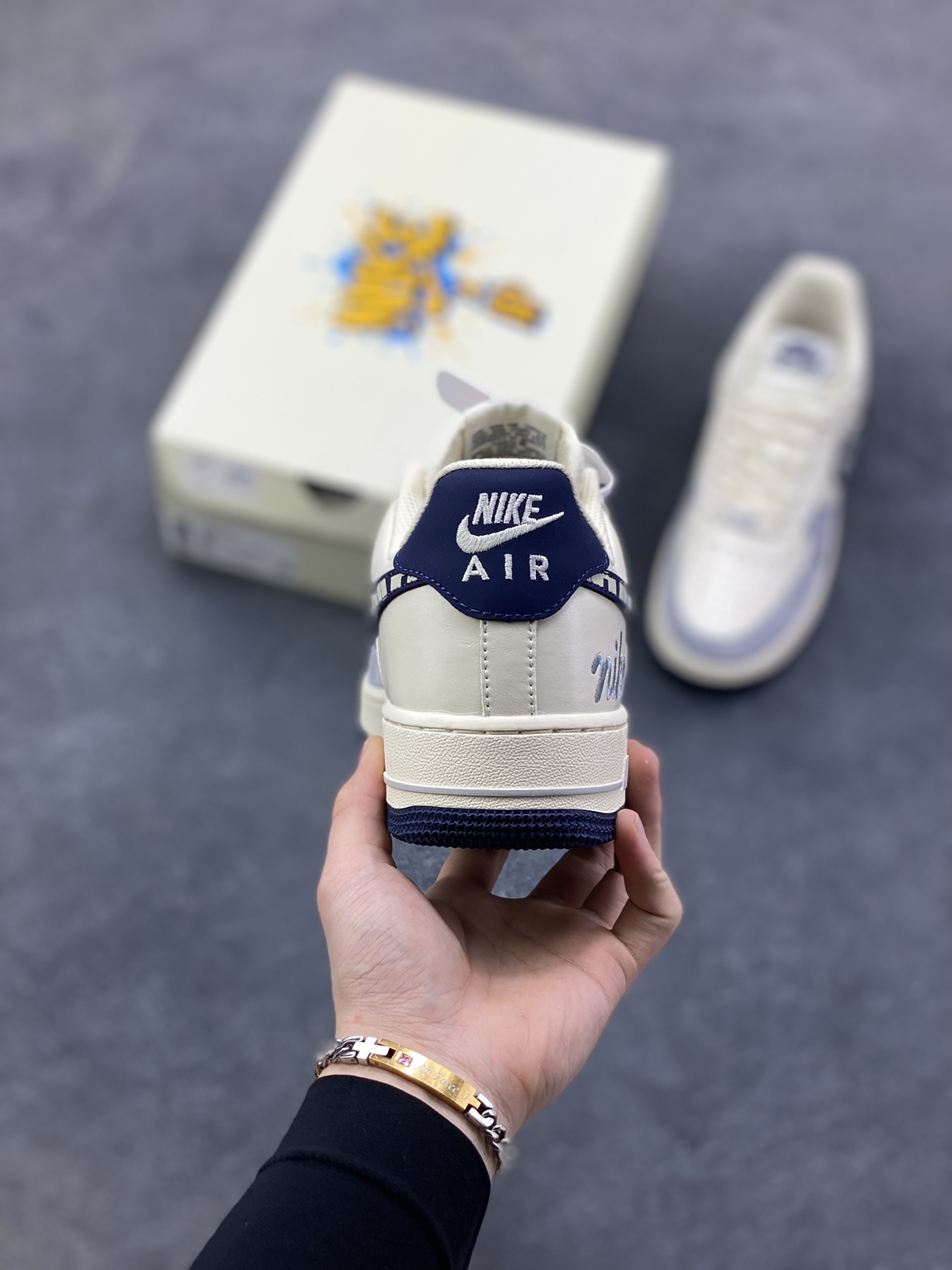 图片[4]-NIke Air Force 1 ‘07 Low 奶白蓝拼接 空军一号低帮 运动鞋 休闲鞋 折边针车 工艺难度大 原楦头原纸板 高端定制鞋盒 原厂鞋底 超高清洁度 细节完美 货号：NH0601-580 尺码：36 36.5 37.5 38 38.5 39 40 40.5 41 42 42.5 43 44 44.5 45-选品中心