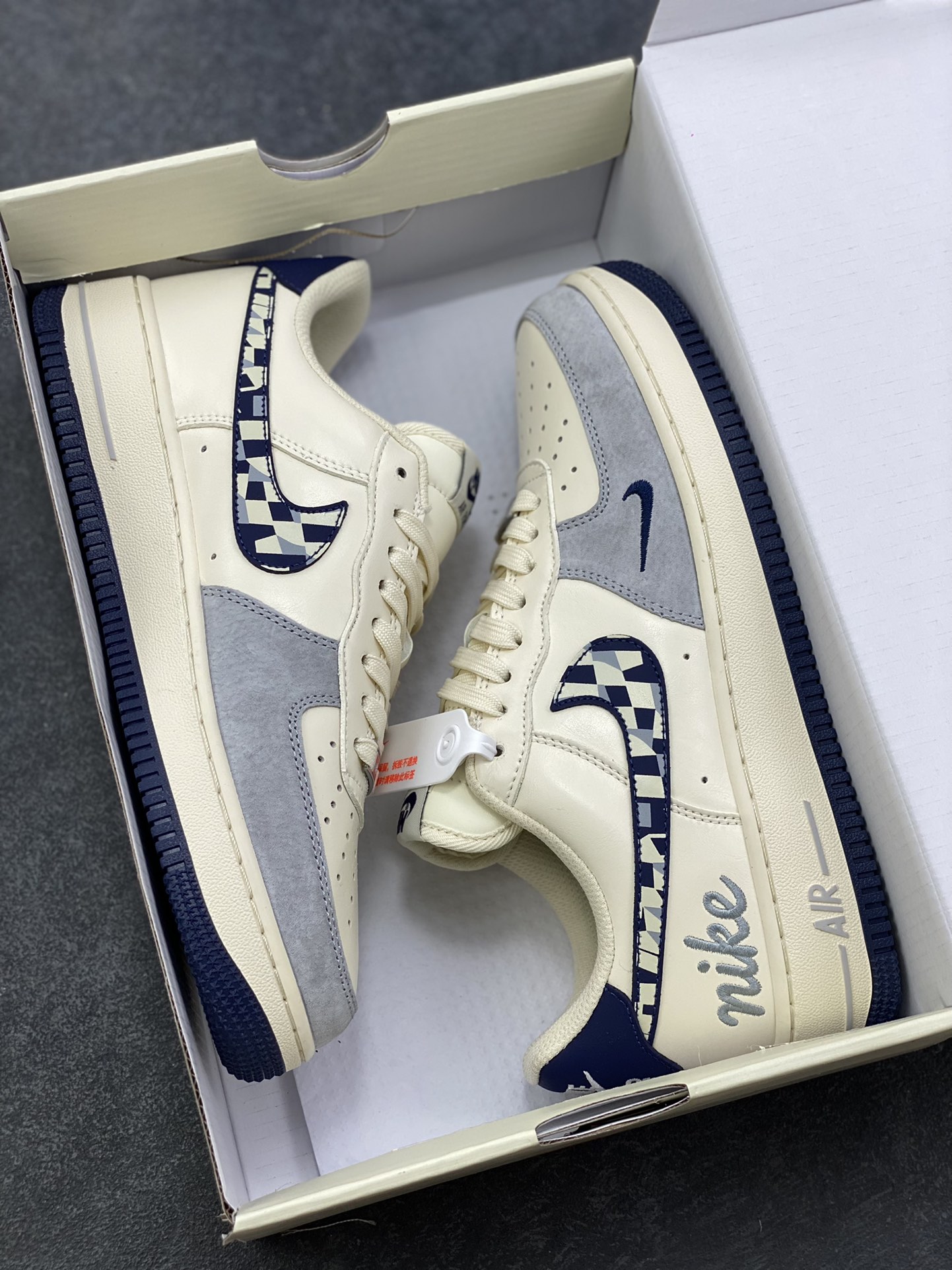 图片[9]-NIke Air Force 1 ‘07 Low 奶白蓝拼接 空军一号低帮 运动鞋 休闲鞋 折边针车 工艺难度大 原楦头原纸板 高端定制鞋盒 原厂鞋底 超高清洁度 细节完美 货号：NH0601-580 尺码：36 36.5 37.5 38 38.5 39 40 40.5 41 42 42.5 43 44 44.5 45-选品中心