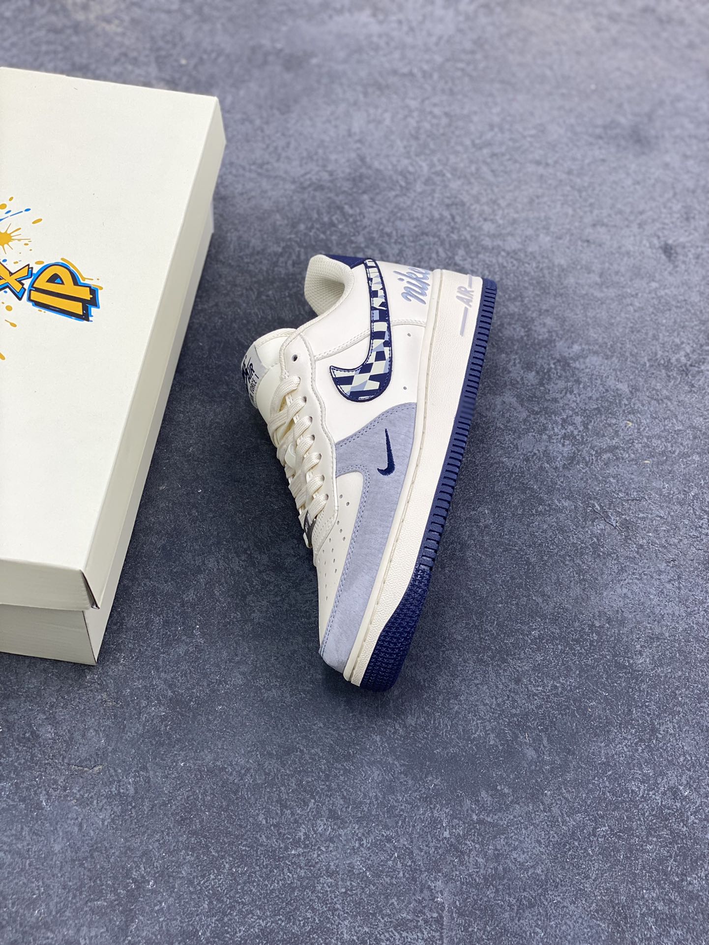 图片[7]-NIke Air Force 1 ‘07 Low 奶白蓝拼接 空军一号低帮 运动鞋 休闲鞋 折边针车 工艺难度大 原楦头原纸板 高端定制鞋盒 原厂鞋底 超高清洁度 细节完美 货号：NH0601-580 尺码：36 36.5 37.5 38 38.5 39 40 40.5 41 42 42.5 43 44 44.5 45-选品中心