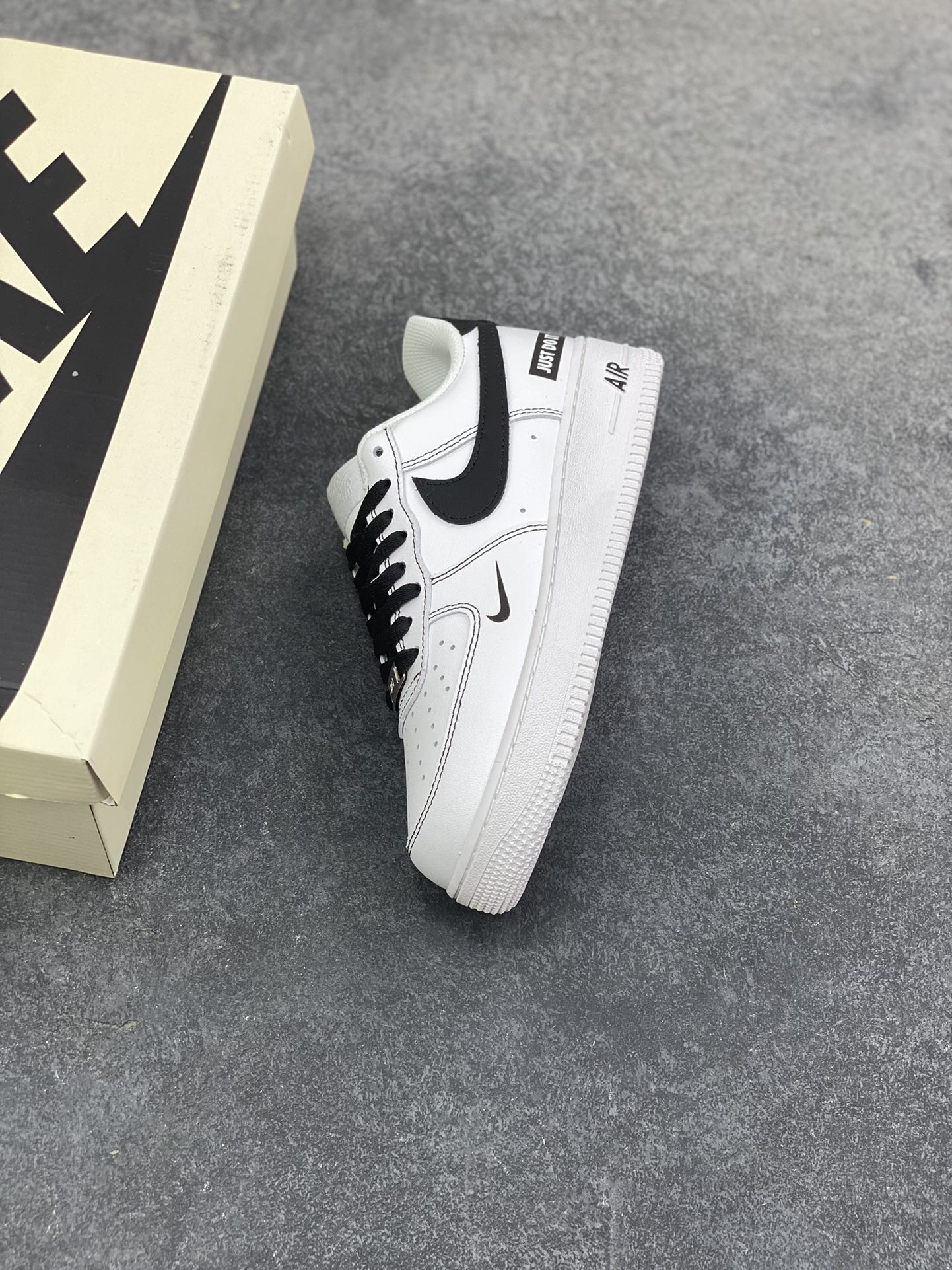 图片[7]-NIke Air Force 1 ‘07 Low 空军一号低帮 运动鞋 休闲鞋 折边针车 工艺难度大 原楦头原纸板 原装鞋盒 定制五金配件 内置全掌气垫 原厂鞋底 货号：CW2288-021 尺码：36 36.5 37.5 38 38.5 39 40 40.5 41 42 42.5 43 44 44.5 45-选品中心