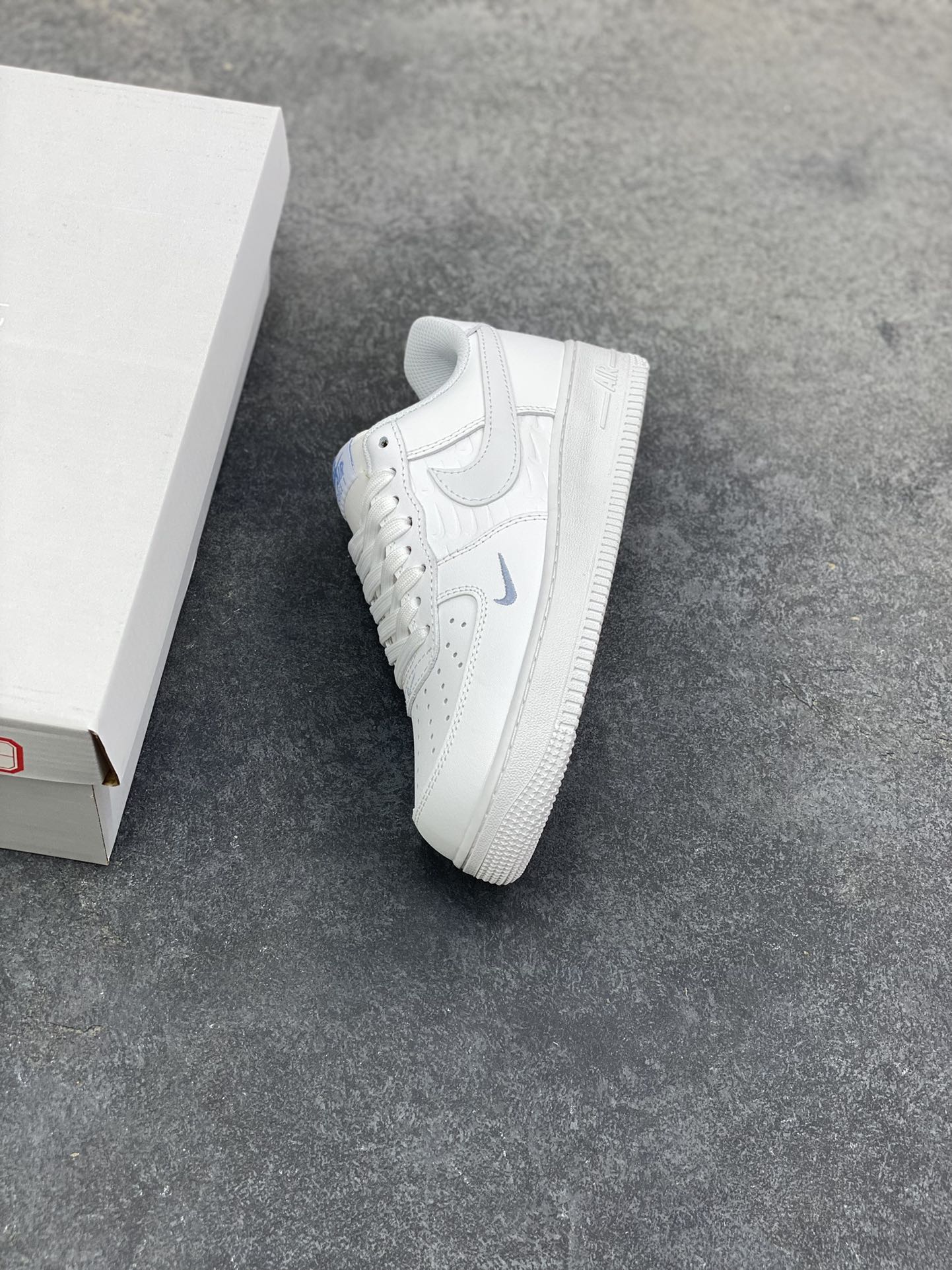 图片[7]-NIke Air Force 1 ‘07 Low 空军一号低帮 运动鞋 休闲鞋 折边针车 工艺难度大 原楦头原纸板 原装鞋盒 定制五金配件 内置全掌气垫 原厂鞋底 货号：IH4475-100 尺码：36 36.5 37.5 38 38.5 39 40 40.5 41 42 42.5 43 44 44.5 45-选品中心