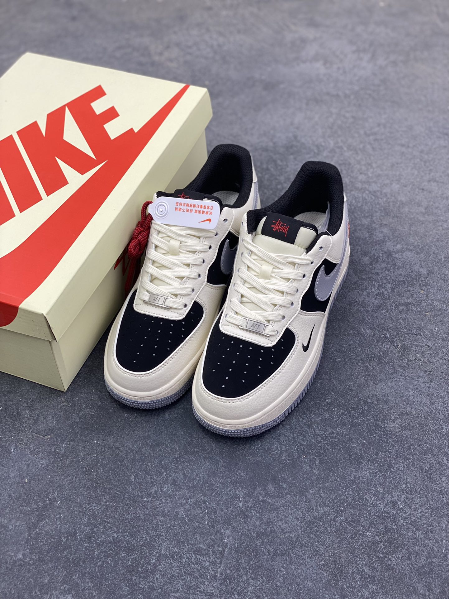 图片[8]-NIke Air Force 1 ‘07 Low “斯图西联名——米黑灰底”空军一号 低帮 运动鞋 休闲鞋 折边针车 工艺难度大 原楦头原纸板 原装鞋盒 定制五金配件 内置全掌气垫 原厂鞋底 货号：XZ6188-766 尺码：36 36.5 37.5 38 38.5 39 40 40.5 41 42 42.5 43 44 44.5 45-选品中心