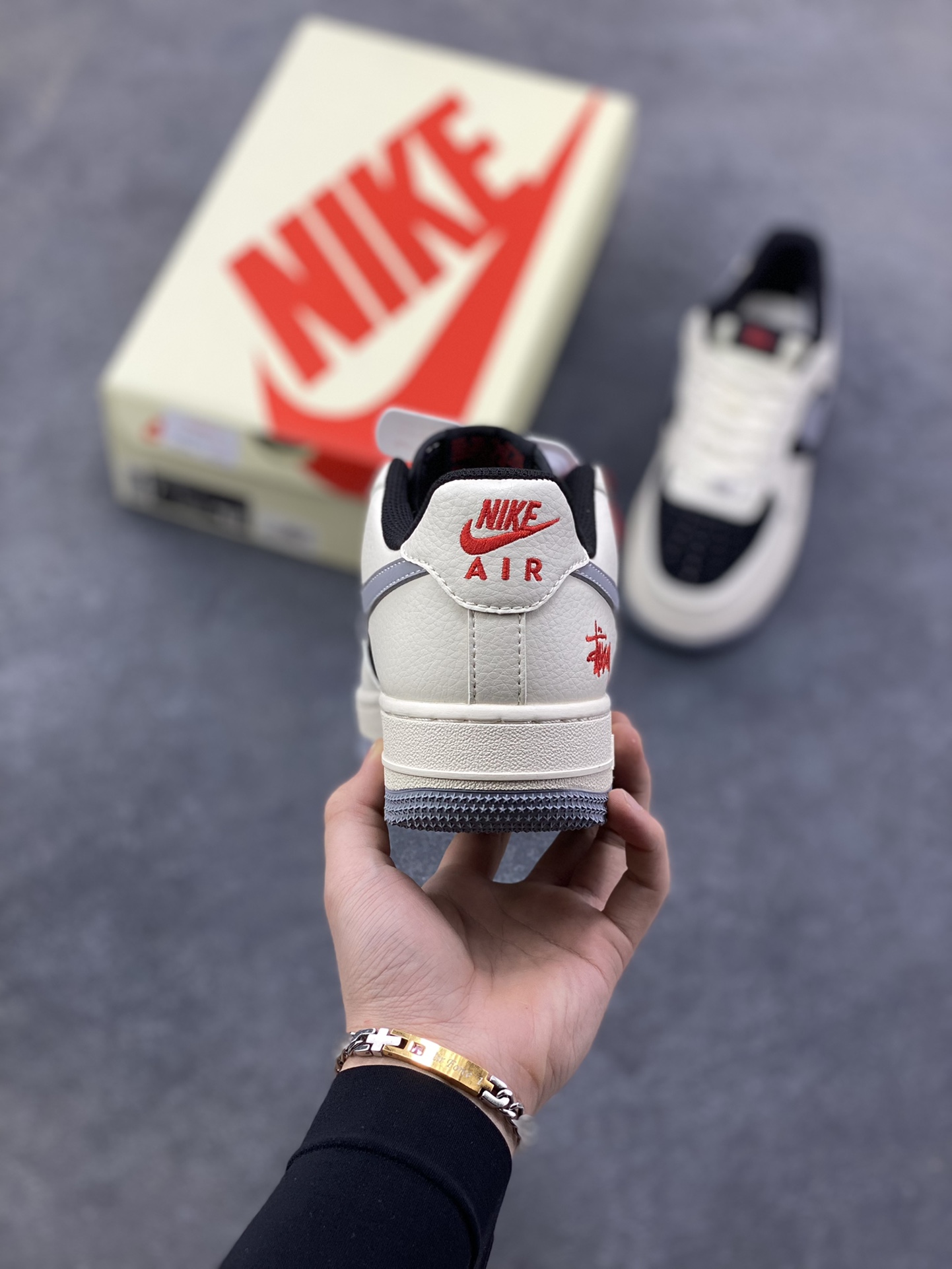 图片[4]-NIke Air Force 1 ‘07 Low “斯图西联名——米黑灰底”空军一号 低帮 运动鞋 休闲鞋 折边针车 工艺难度大 原楦头原纸板 原装鞋盒 定制五金配件 内置全掌气垫 原厂鞋底 货号：XZ6188-766 尺码：36 36.5 37.5 38 38.5 39 40 40.5 41 42 42.5 43 44 44.5 45-选品中心