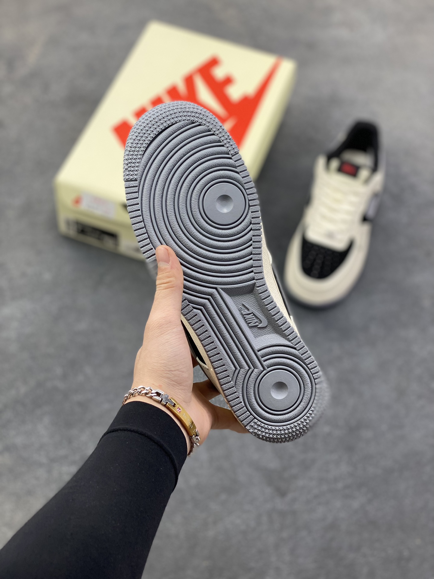 图片[5]-NIke Air Force 1 ‘07 Low “斯图西联名——米黑灰底”空军一号 低帮 运动鞋 休闲鞋 折边针车 工艺难度大 原楦头原纸板 原装鞋盒 定制五金配件 内置全掌气垫 原厂鞋底 货号：XZ6188-766 尺码：36 36.5 37.5 38 38.5 39 40 40.5 41 42 42.5 43 44 44.5 45-选品中心