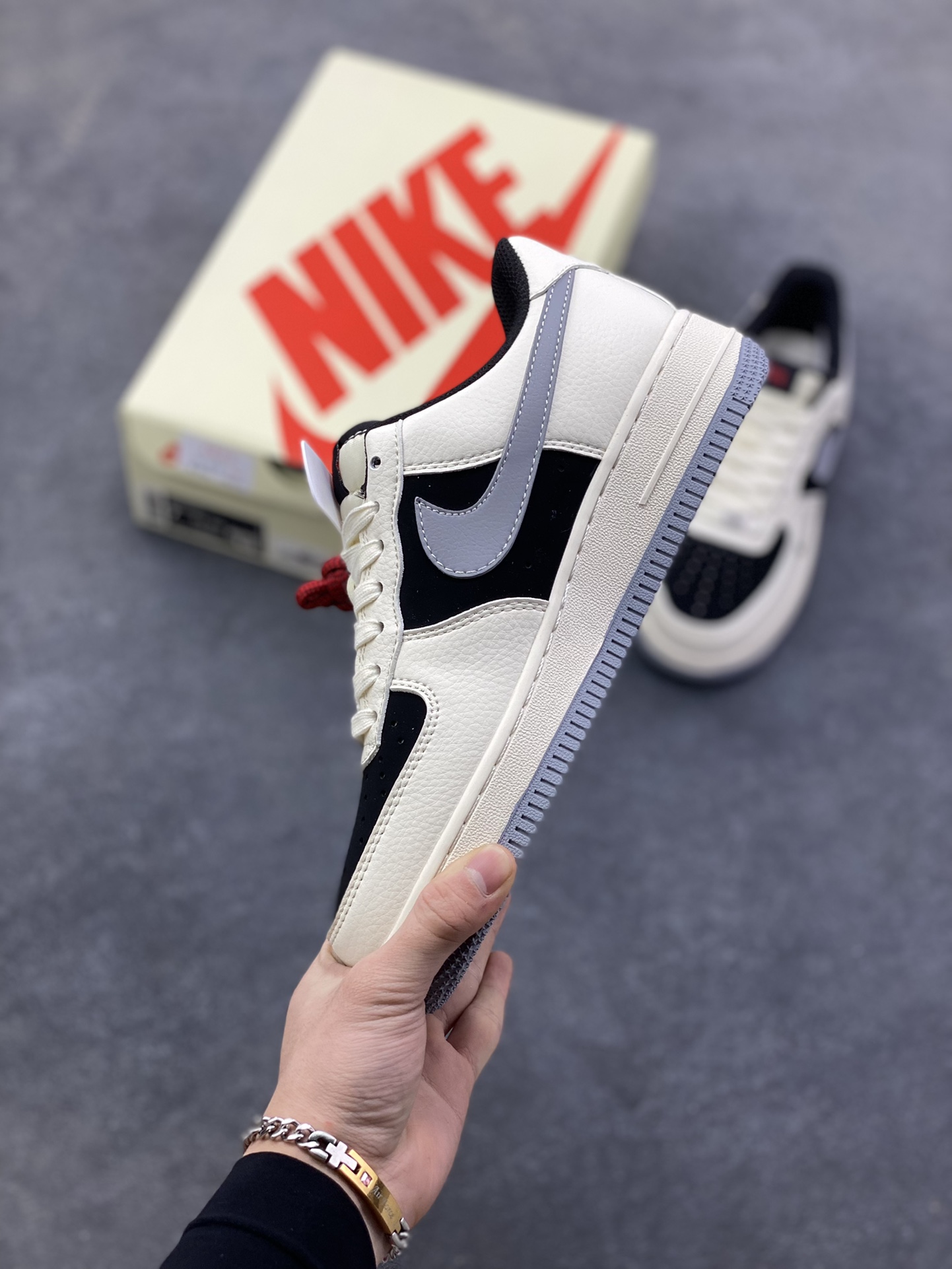 图片[3]-NIke Air Force 1 ‘07 Low “斯图西联名——米黑灰底”空军一号 低帮 运动鞋 休闲鞋 折边针车 工艺难度大 原楦头原纸板 原装鞋盒 定制五金配件 内置全掌气垫 原厂鞋底 货号：XZ6188-766 尺码：36 36.5 37.5 38 38.5 39 40 40.5 41 42 42.5 43 44 44.5 45-选品中心