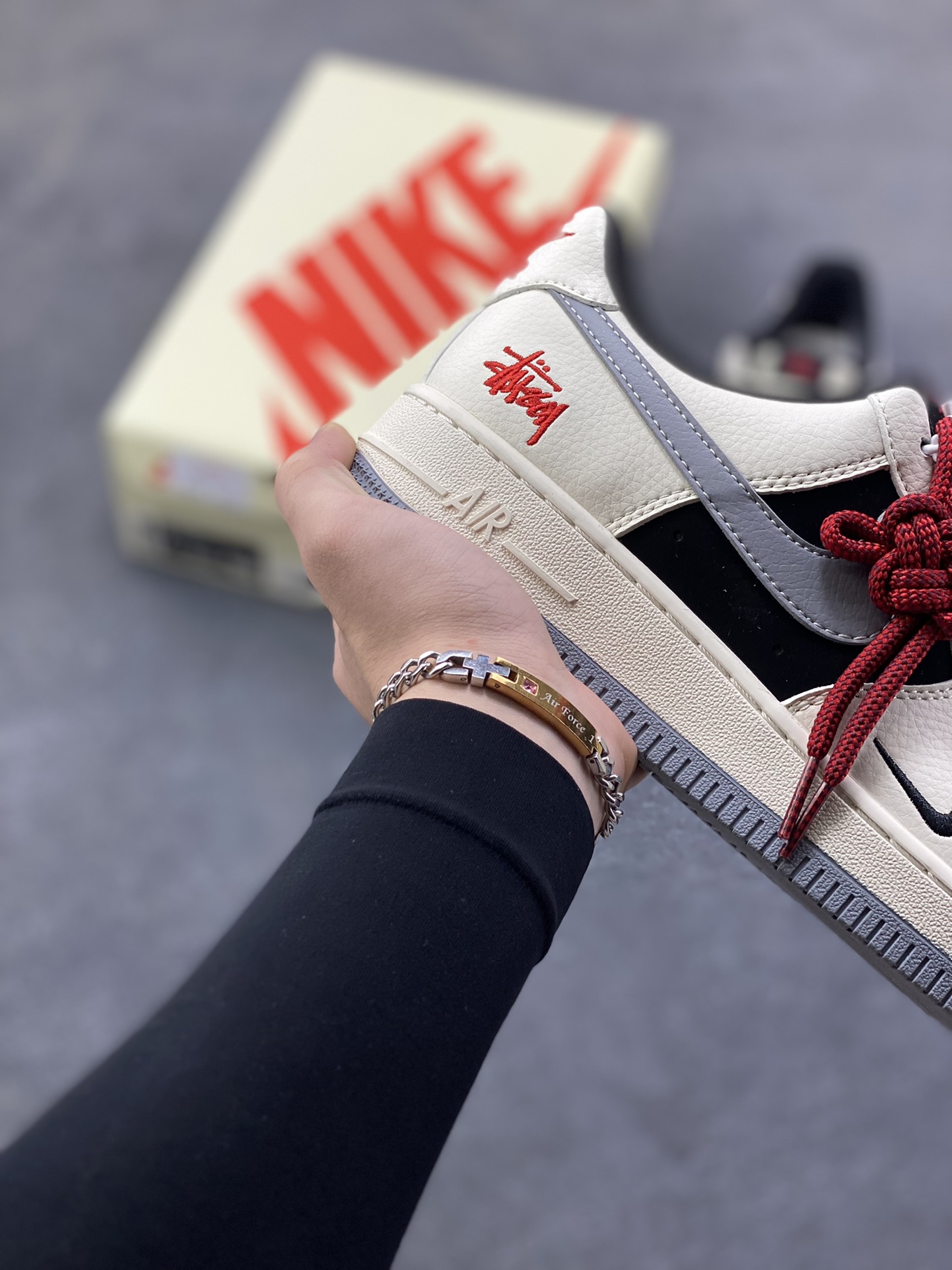 图片[6]-NIke Air Force 1 ‘07 Low “斯图西联名——米黑灰底”空军一号 低帮 运动鞋 休闲鞋 折边针车 工艺难度大 原楦头原纸板 原装鞋盒 定制五金配件 内置全掌气垫 原厂鞋底 货号：XZ6188-766 尺码：36 36.5 37.5 38 38.5 39 40 40.5 41 42 42.5 43 44 44.5 45-选品中心