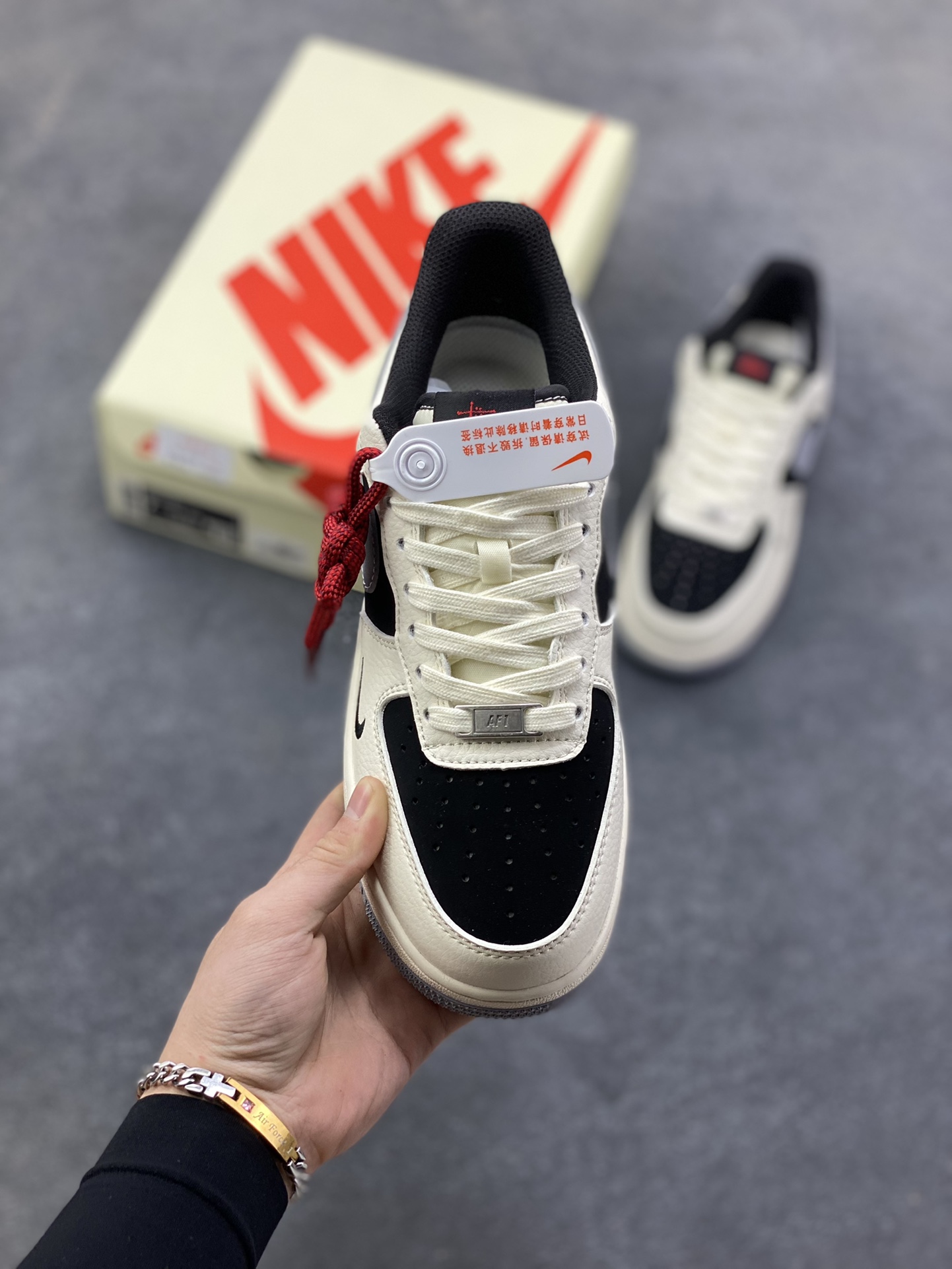 图片[2]-NIke Air Force 1 ‘07 Low “斯图西联名——米黑灰底”空军一号 低帮 运动鞋 休闲鞋 折边针车 工艺难度大 原楦头原纸板 原装鞋盒 定制五金配件 内置全掌气垫 原厂鞋底 货号：XZ6188-766 尺码：36 36.5 37.5 38 38.5 39 40 40.5 41 42 42.5 43 44 44.5 45-选品中心