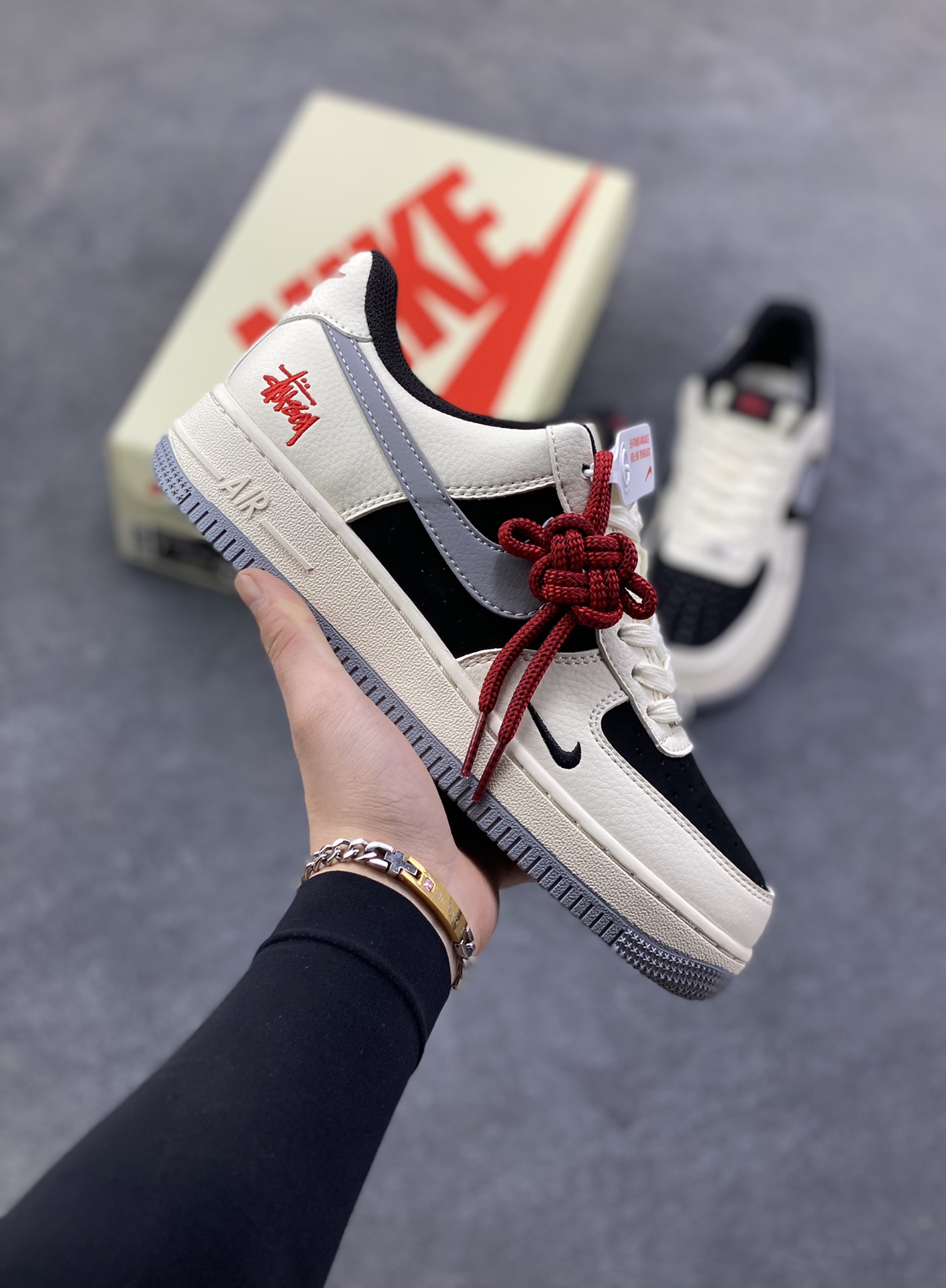 NIke Air Force 1 ‘07 Low “斯图西联名——米黑灰底”空军一号 低帮 运动鞋 休闲鞋 折边针车 工艺难度大 原楦头原纸板 原装鞋盒 定制五金配件 内置全掌气垫 原厂鞋底 货号：XZ6188-766 尺码：36 36.5 37.5 38 38.5 39 40 40.5 41 42 42.5 43 44 44.5 45-选品中心