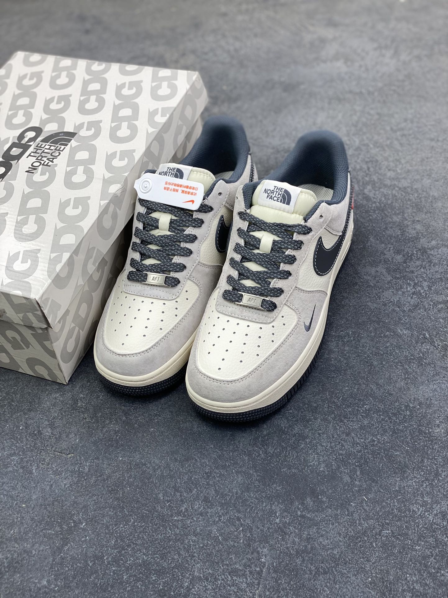 图片[8]-NIke Air Force 1 ‘07 Low “Supreme北面联名—灰黑红标猪八”空军一号 低帮 运动鞋 休闲鞋 折边针车 工艺难度大 原楦头原纸板 原装鞋盒 定制五金配件 内置全掌气垫 原厂鞋底 货号：XZ6188-112 尺码：36 36.5 37.5 38 38.5 39 40 40.5 41 42 42.5 43 44 44.5 45-选品中心