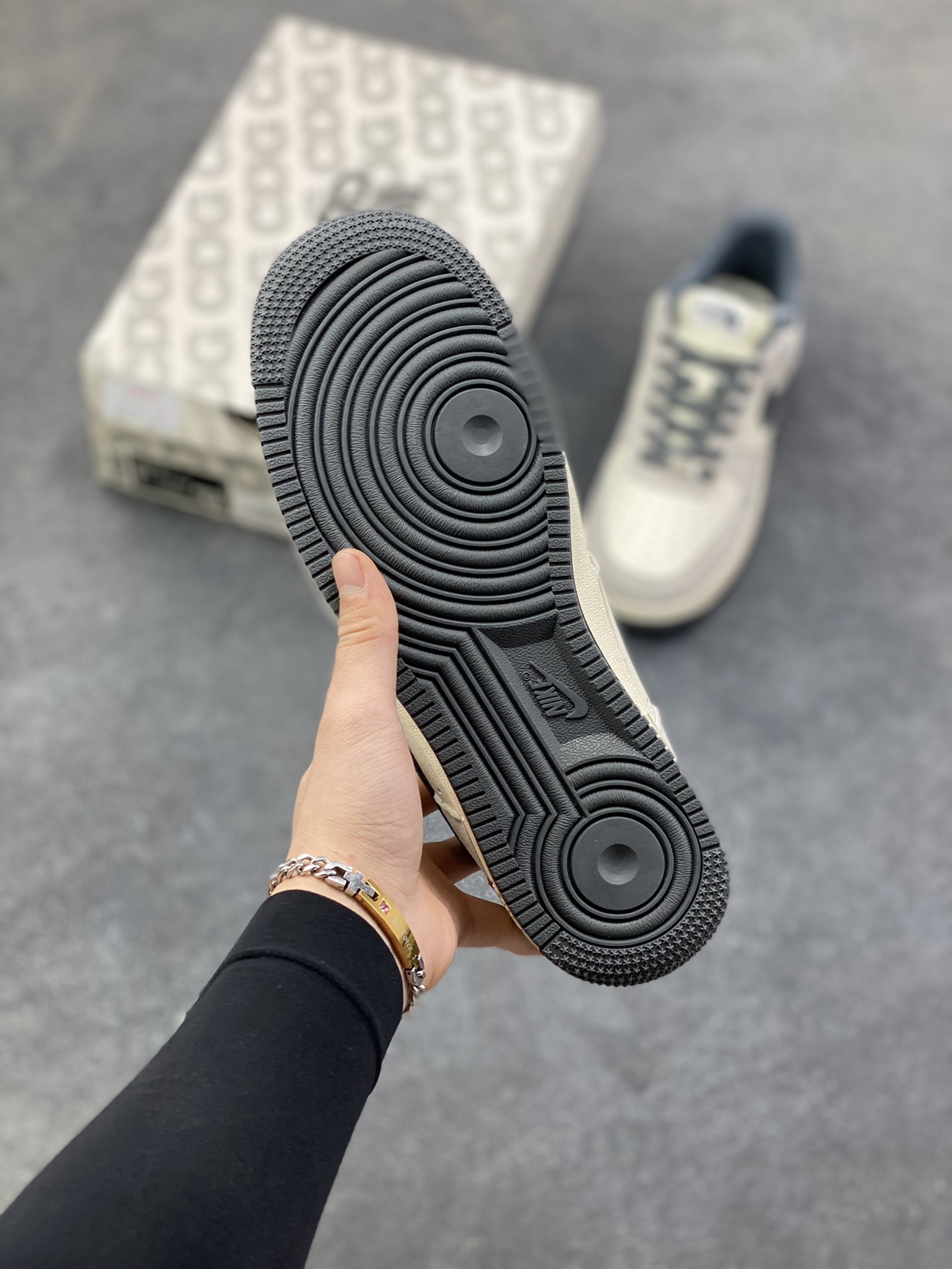 图片[5]-NIke Air Force 1 ‘07 Low “Supreme北面联名—灰黑红标猪八”空军一号 低帮 运动鞋 休闲鞋 折边针车 工艺难度大 原楦头原纸板 原装鞋盒 定制五金配件 内置全掌气垫 原厂鞋底 货号：XZ6188-112 尺码：36 36.5 37.5 38 38.5 39 40 40.5 41 42 42.5 43 44 44.5 45-选品中心