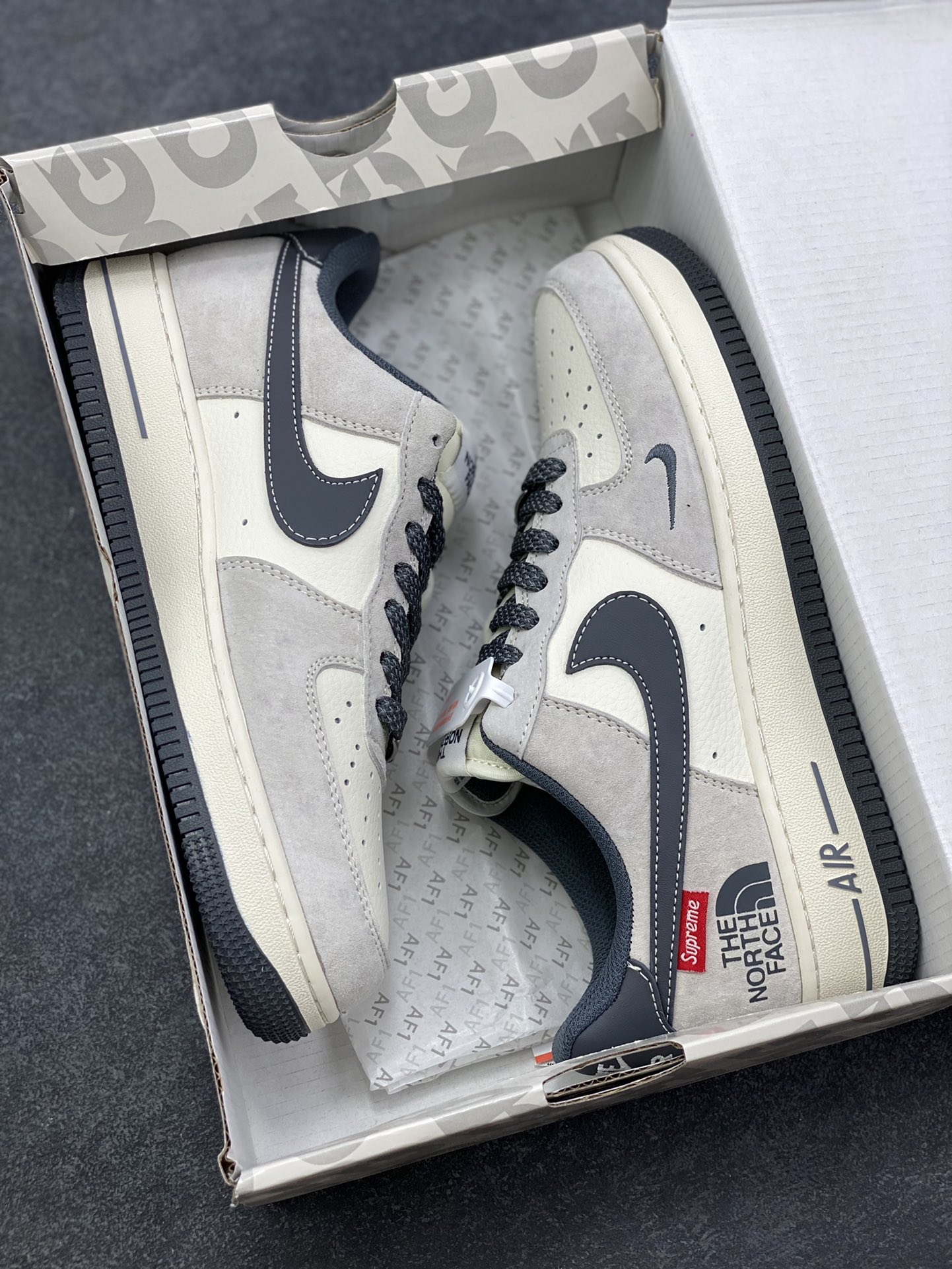图片[9]-NIke Air Force 1 ‘07 Low “Supreme北面联名—灰黑红标猪八”空军一号 低帮 运动鞋 休闲鞋 折边针车 工艺难度大 原楦头原纸板 原装鞋盒 定制五金配件 内置全掌气垫 原厂鞋底 货号：XZ6188-112 尺码：36 36.5 37.5 38 38.5 39 40 40.5 41 42 42.5 43 44 44.5 45-选品中心