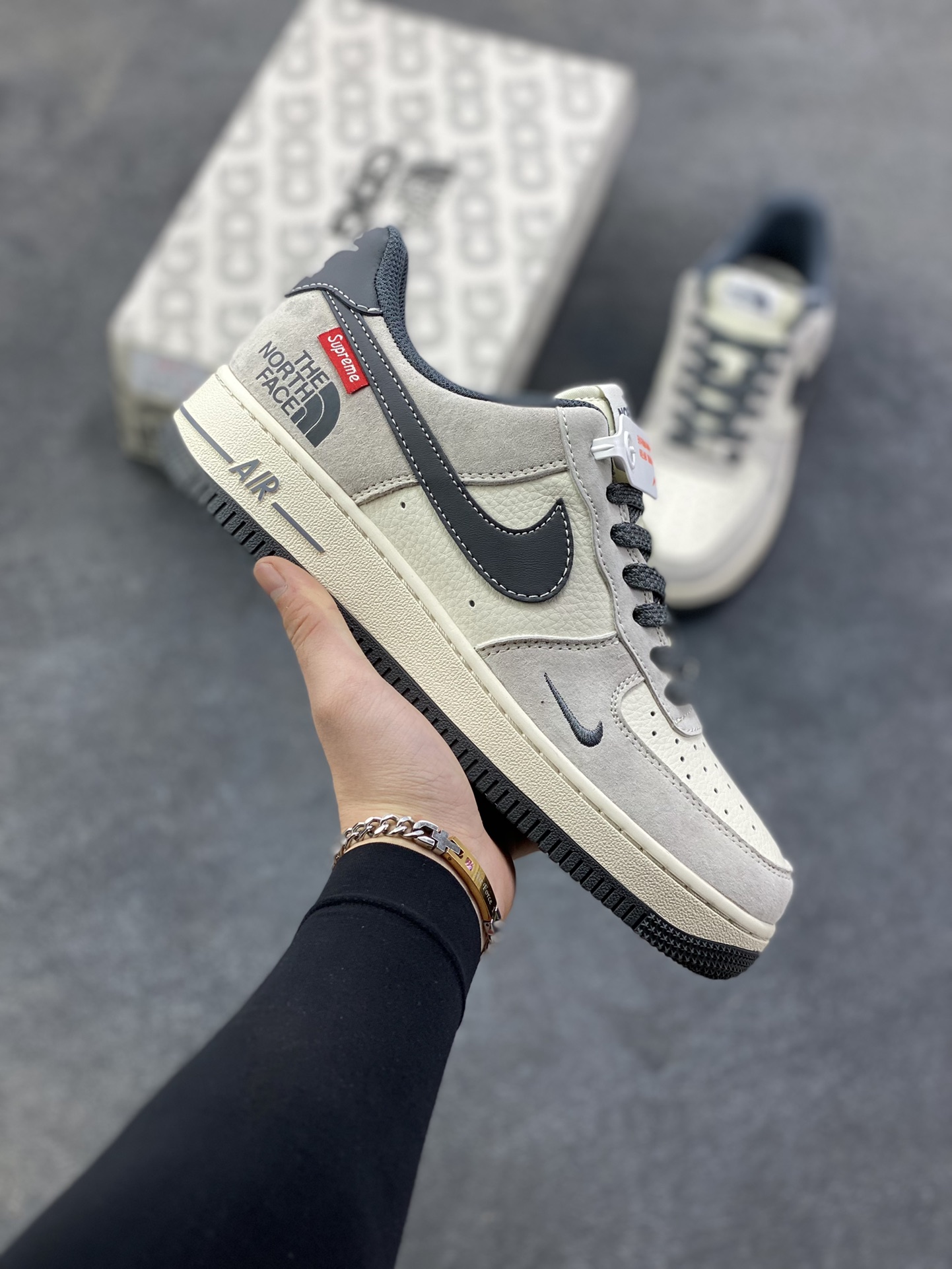 NIke Air Force 1 ‘07 Low “Supreme北面联名—灰黑红标猪八”空军一号 低帮 运动鞋 休闲鞋 折边针车 工艺难度大 原楦头原纸板 原装鞋盒 定制五金配件 内置全掌气垫 原厂鞋底 货号：XZ6188-112 尺码：36 36.5 37.5 38 38.5 39 40 40.5 41 42 42.5 43 44 44.5 45-选品中心