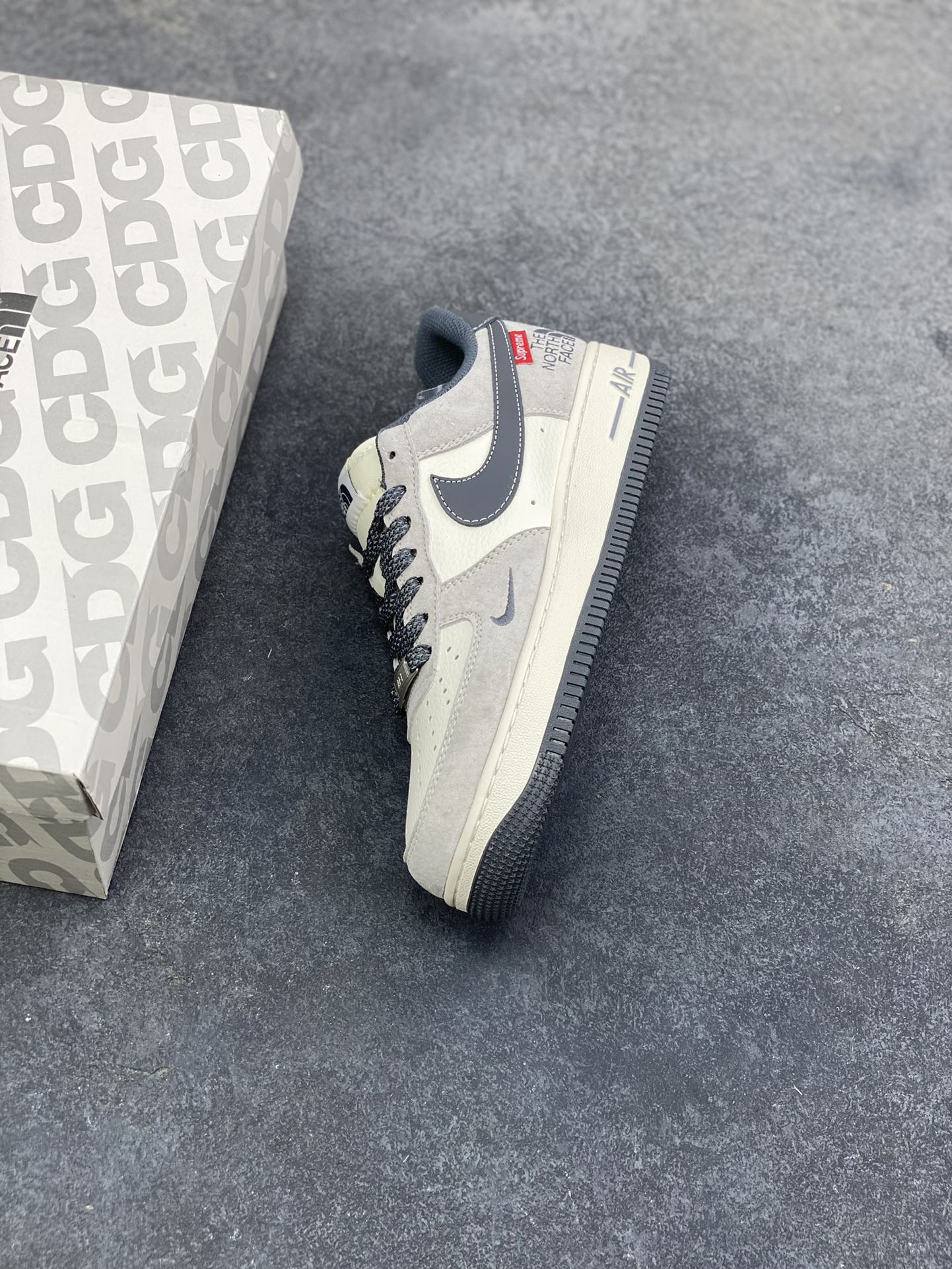 图片[7]-NIke Air Force 1 ‘07 Low “Supreme北面联名—灰黑红标猪八”空军一号 低帮 运动鞋 休闲鞋 折边针车 工艺难度大 原楦头原纸板 原装鞋盒 定制五金配件 内置全掌气垫 原厂鞋底 货号：XZ6188-112 尺码：36 36.5 37.5 38 38.5 39 40 40.5 41 42 42.5 43 44 44.5 45-选品中心