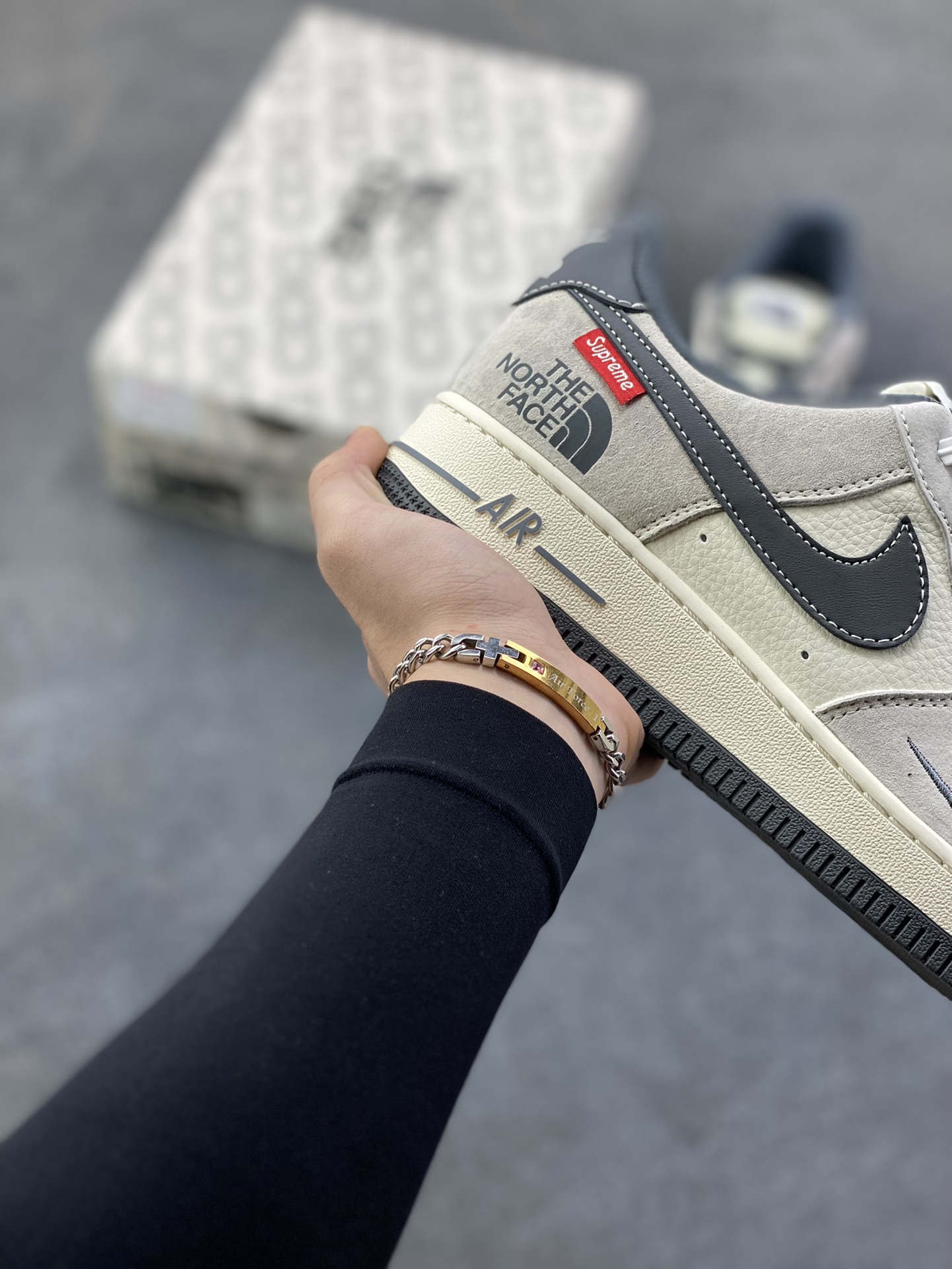 图片[6]-NIke Air Force 1 ‘07 Low “Supreme北面联名—灰黑红标猪八”空军一号 低帮 运动鞋 休闲鞋 折边针车 工艺难度大 原楦头原纸板 原装鞋盒 定制五金配件 内置全掌气垫 原厂鞋底 货号：XZ6188-112 尺码：36 36.5 37.5 38 38.5 39 40 40.5 41 42 42.5 43 44 44.5 45-选品中心