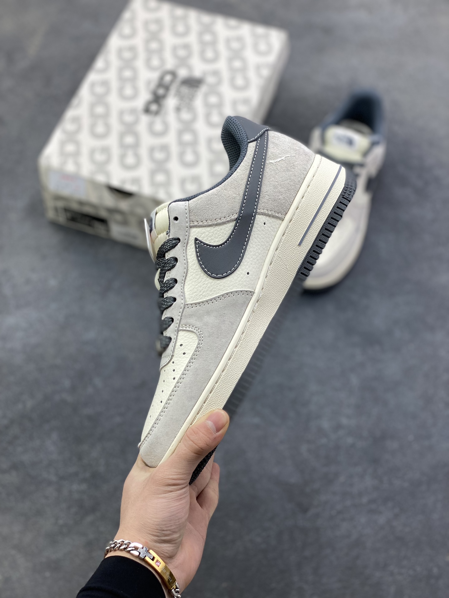 图片[3]-NIke Air Force 1 ‘07 Low “Supreme北面联名—灰黑红标猪八”空军一号 低帮 运动鞋 休闲鞋 折边针车 工艺难度大 原楦头原纸板 原装鞋盒 定制五金配件 内置全掌气垫 原厂鞋底 货号：XZ6188-112 尺码：36 36.5 37.5 38 38.5 39 40 40.5 41 42 42.5 43 44 44.5 45-选品中心