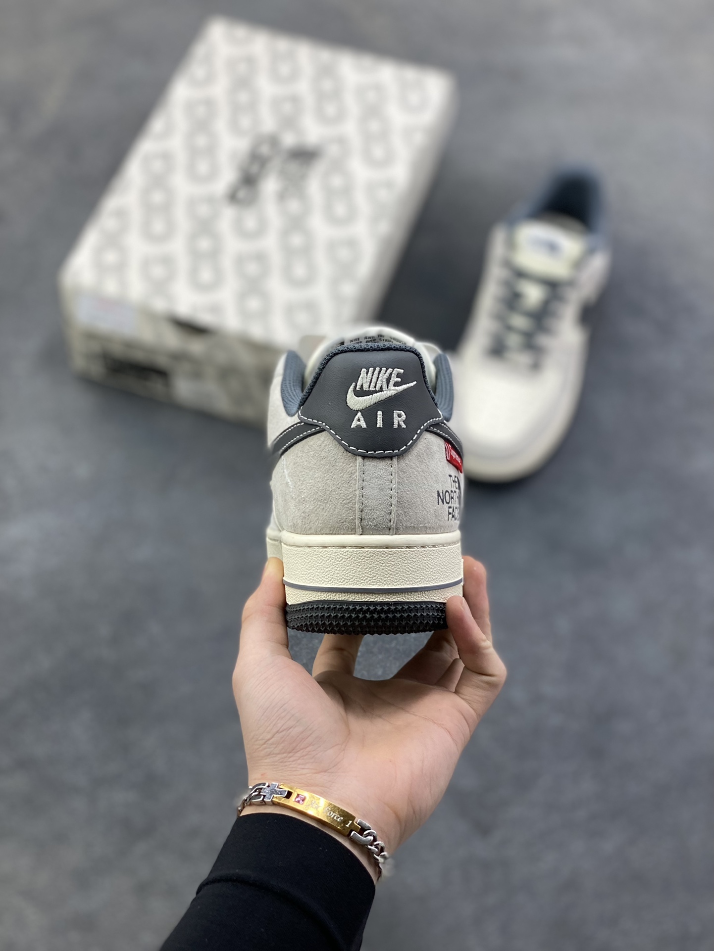 图片[4]-NIke Air Force 1 ‘07 Low “Supreme北面联名—灰黑红标猪八”空军一号 低帮 运动鞋 休闲鞋 折边针车 工艺难度大 原楦头原纸板 原装鞋盒 定制五金配件 内置全掌气垫 原厂鞋底 货号：XZ6188-112 尺码：36 36.5 37.5 38 38.5 39 40 40.5 41 42 42.5 43 44 44.5 45-选品中心