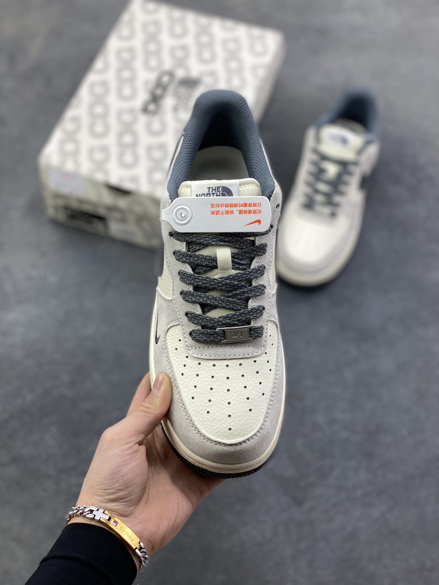 图片[2]-NIke Air Force 1 ‘07 Low “Supreme北面联名—灰黑红标猪八”空军一号 低帮 运动鞋 休闲鞋 折边针车 工艺难度大 原楦头原纸板 原装鞋盒 定制五金配件 内置全掌气垫 原厂鞋底 货号：XZ6188-112 尺码：36 36.5 37.5 38 38.5 39 40 40.5 41 42 42.5 43 44 44.5 45-选品中心