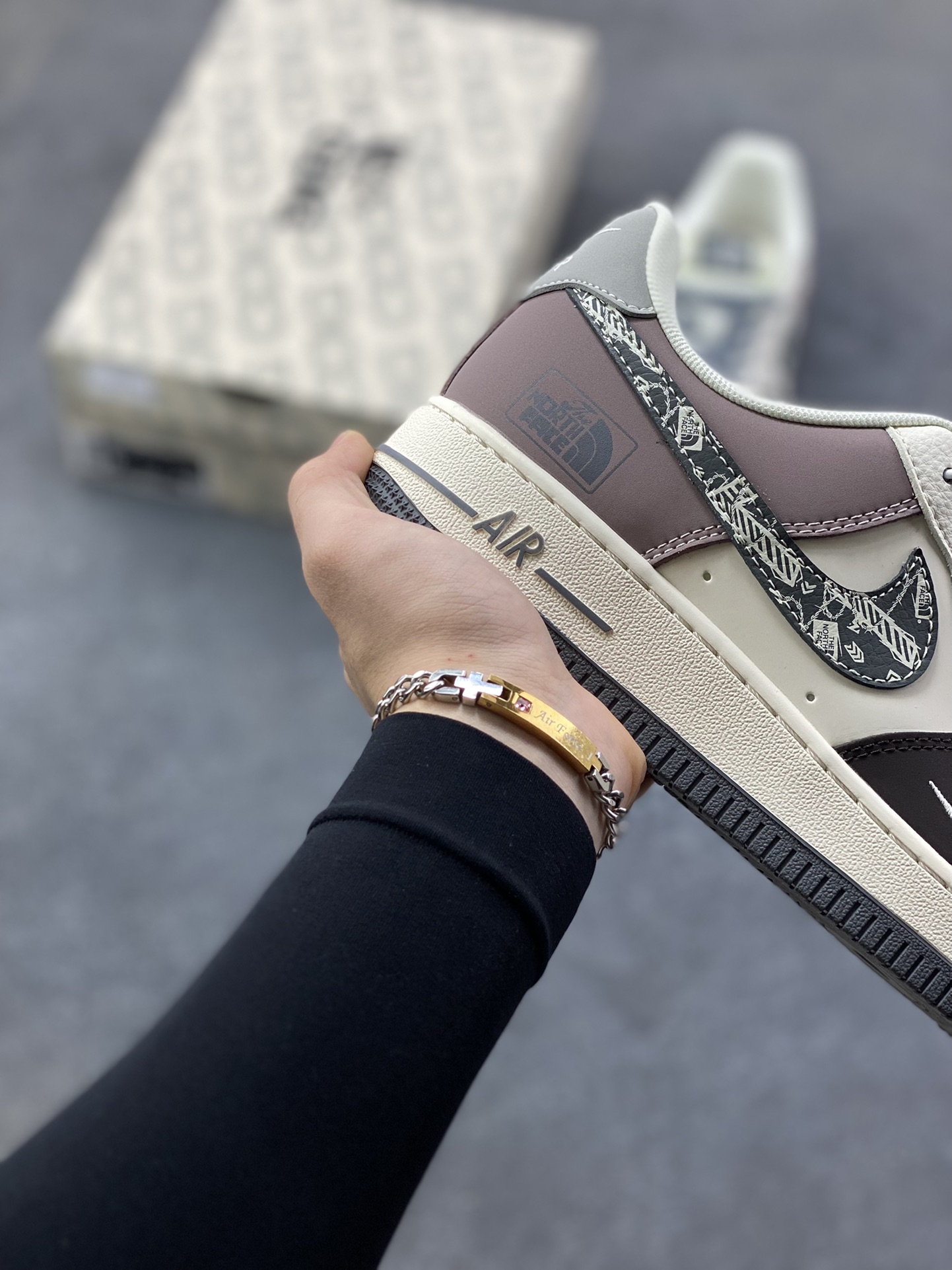 图片[6]-Nike Air Force 1 ‘07 Low “北面联名——米灰黑涂鸦勾”空军一号 高端定制 低帮 运动鞋 休闲鞋 折边针车 工艺难度大 原楦头原纸板 原装鞋盒 定制五金配件 内置全掌气垫 原厂鞋底 货号：QW5606-271 尺码：36 36.5 37.5 38 38.5 39 40 40.5 41 42 42.5 43 44 44.5 45-选品中心