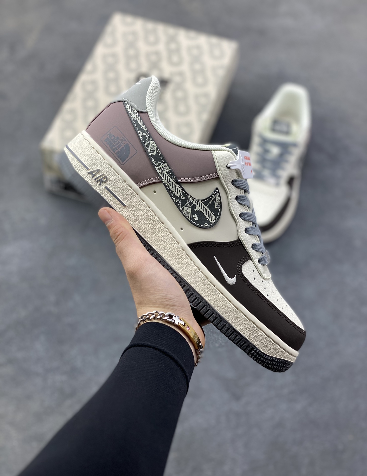 Nike Air Force 1 ‘07 Low “北面联名——米灰黑涂鸦勾”空军一号 高端定制 低帮 运动鞋 休闲鞋 折边针车 工艺难度大 原楦头原纸板 原装鞋盒 定制五金配件 内置全掌气垫 原厂鞋底 货号：QW5606-271 尺码：36 36.5 37.5 38 38.5 39 40 40.5 41 42 42.5 43 44 44.5 45-选品中心