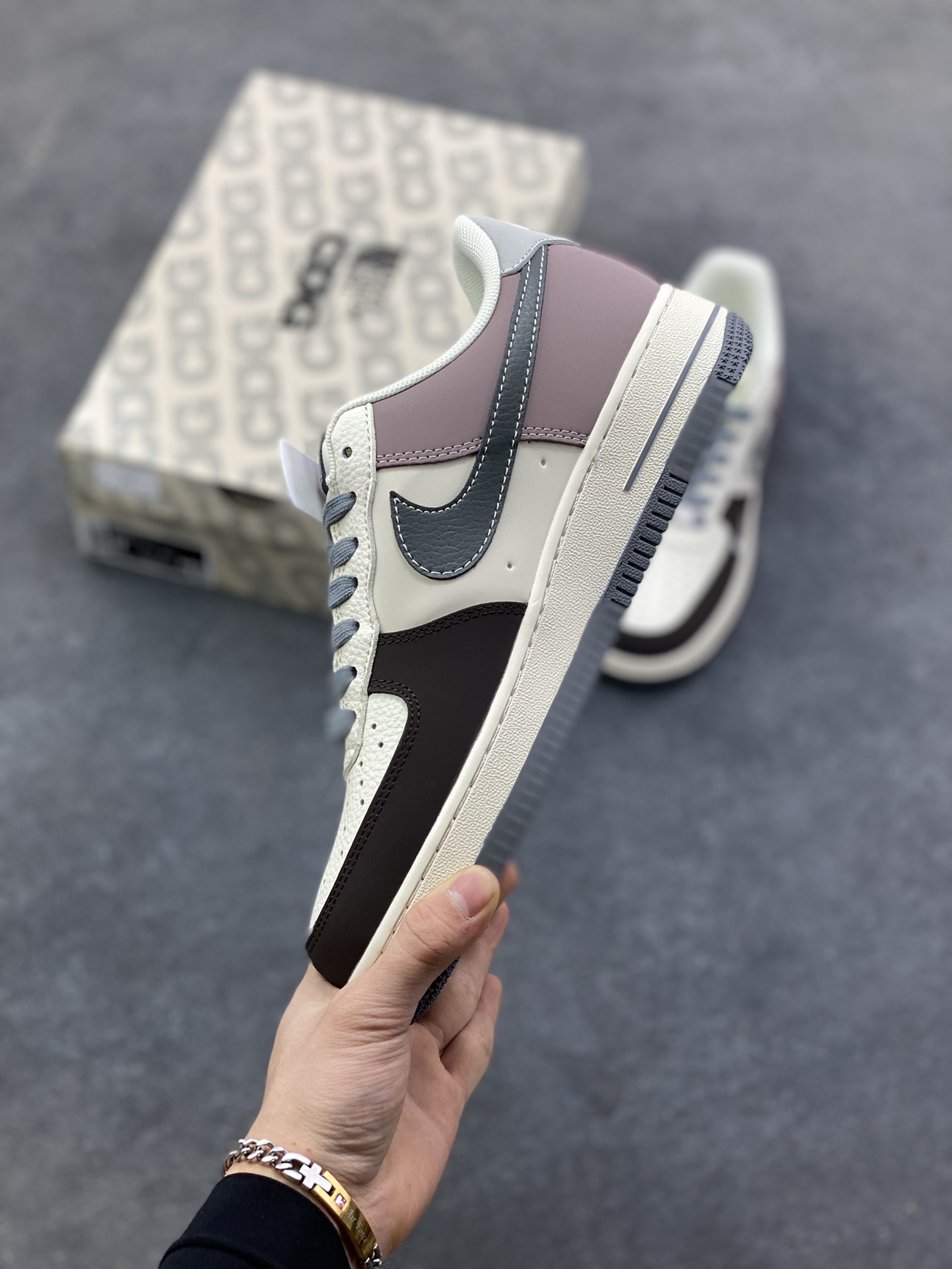 图片[3]-Nike Air Force 1 ‘07 Low “北面联名——米灰黑涂鸦勾”空军一号 高端定制 低帮 运动鞋 休闲鞋 折边针车 工艺难度大 原楦头原纸板 原装鞋盒 定制五金配件 内置全掌气垫 原厂鞋底 货号：QW5606-271 尺码：36 36.5 37.5 38 38.5 39 40 40.5 41 42 42.5 43 44 44.5 45-选品中心