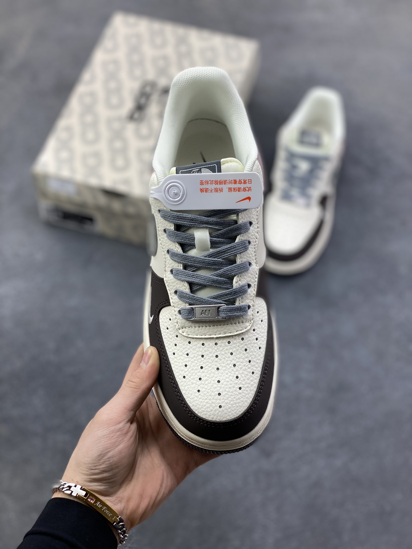 图片[2]-Nike Air Force 1 ‘07 Low “北面联名——米灰黑涂鸦勾”空军一号 高端定制 低帮 运动鞋 休闲鞋 折边针车 工艺难度大 原楦头原纸板 原装鞋盒 定制五金配件 内置全掌气垫 原厂鞋底 货号：QW5606-271 尺码：36 36.5 37.5 38 38.5 39 40 40.5 41 42 42.5 43 44 44.5 45-选品中心