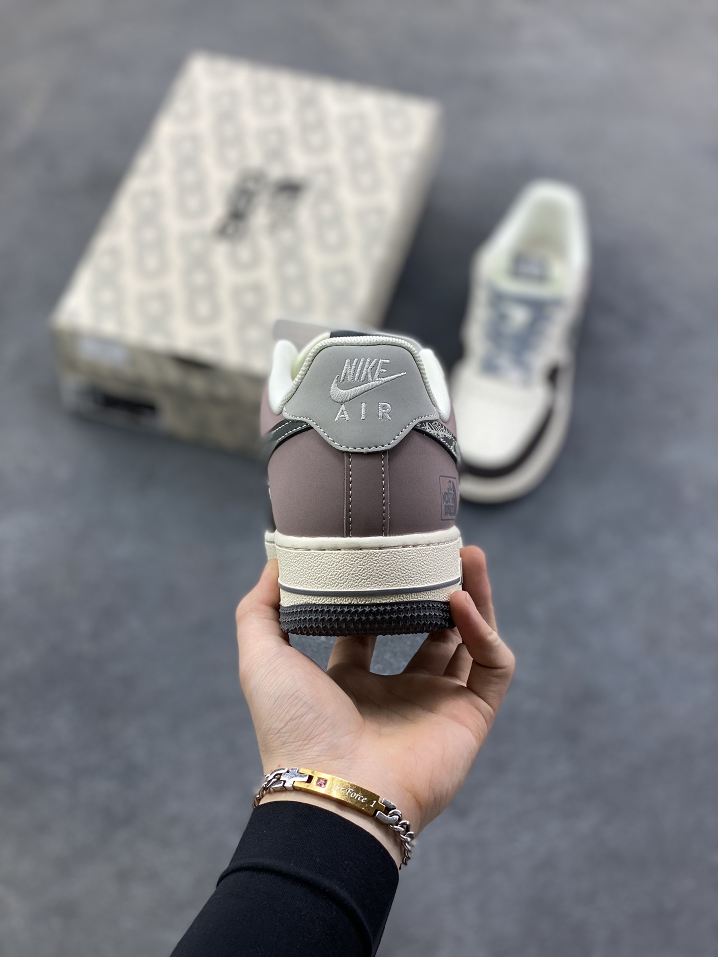 图片[4]-Nike Air Force 1 ‘07 Low “北面联名——米灰黑涂鸦勾”空军一号 高端定制 低帮 运动鞋 休闲鞋 折边针车 工艺难度大 原楦头原纸板 原装鞋盒 定制五金配件 内置全掌气垫 原厂鞋底 货号：QW5606-271 尺码：36 36.5 37.5 38 38.5 39 40 40.5 41 42 42.5 43 44 44.5 45-选品中心