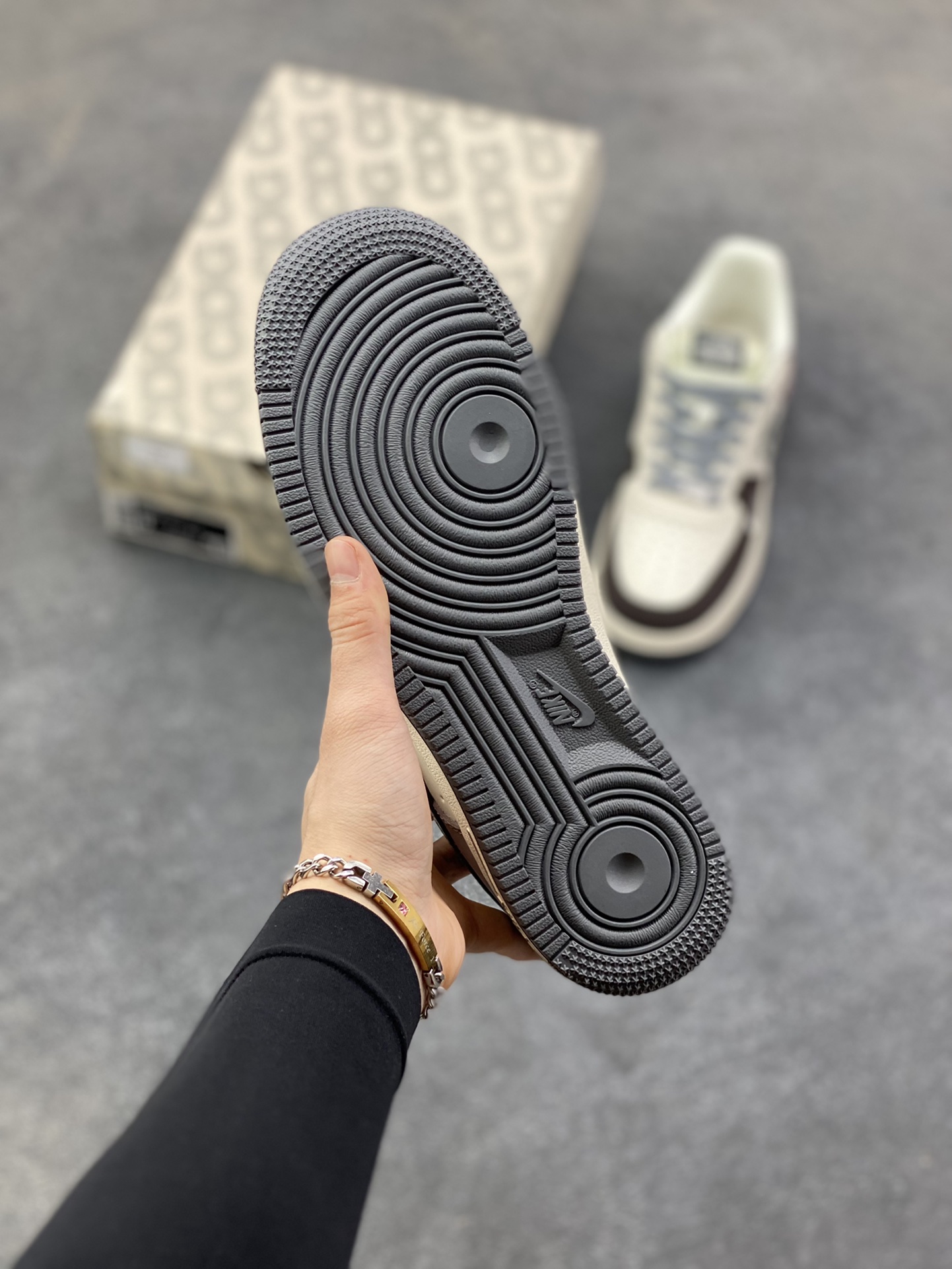 图片[5]-Nike Air Force 1 ‘07 Low “北面联名——米灰黑涂鸦勾”空军一号 高端定制 低帮 运动鞋 休闲鞋 折边针车 工艺难度大 原楦头原纸板 原装鞋盒 定制五金配件 内置全掌气垫 原厂鞋底 货号：QW5606-271 尺码：36 36.5 37.5 38 38.5 39 40 40.5 41 42 42.5 43 44 44.5 45-选品中心