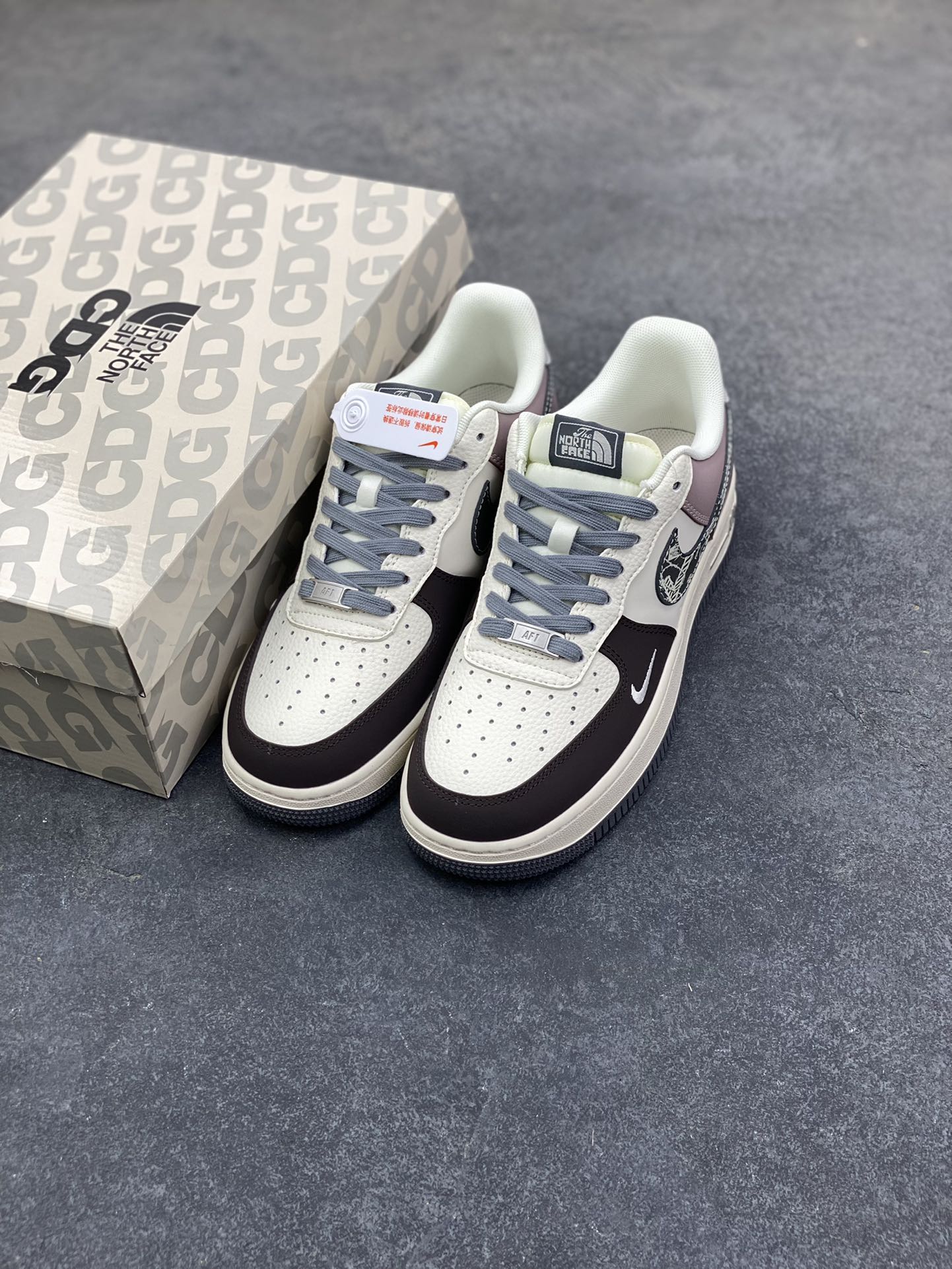 图片[8]-Nike Air Force 1 ‘07 Low “北面联名——米灰黑涂鸦勾”空军一号 高端定制 低帮 运动鞋 休闲鞋 折边针车 工艺难度大 原楦头原纸板 原装鞋盒 定制五金配件 内置全掌气垫 原厂鞋底 货号：QW5606-271 尺码：36 36.5 37.5 38 38.5 39 40 40.5 41 42 42.5 43 44 44.5 45-选品中心