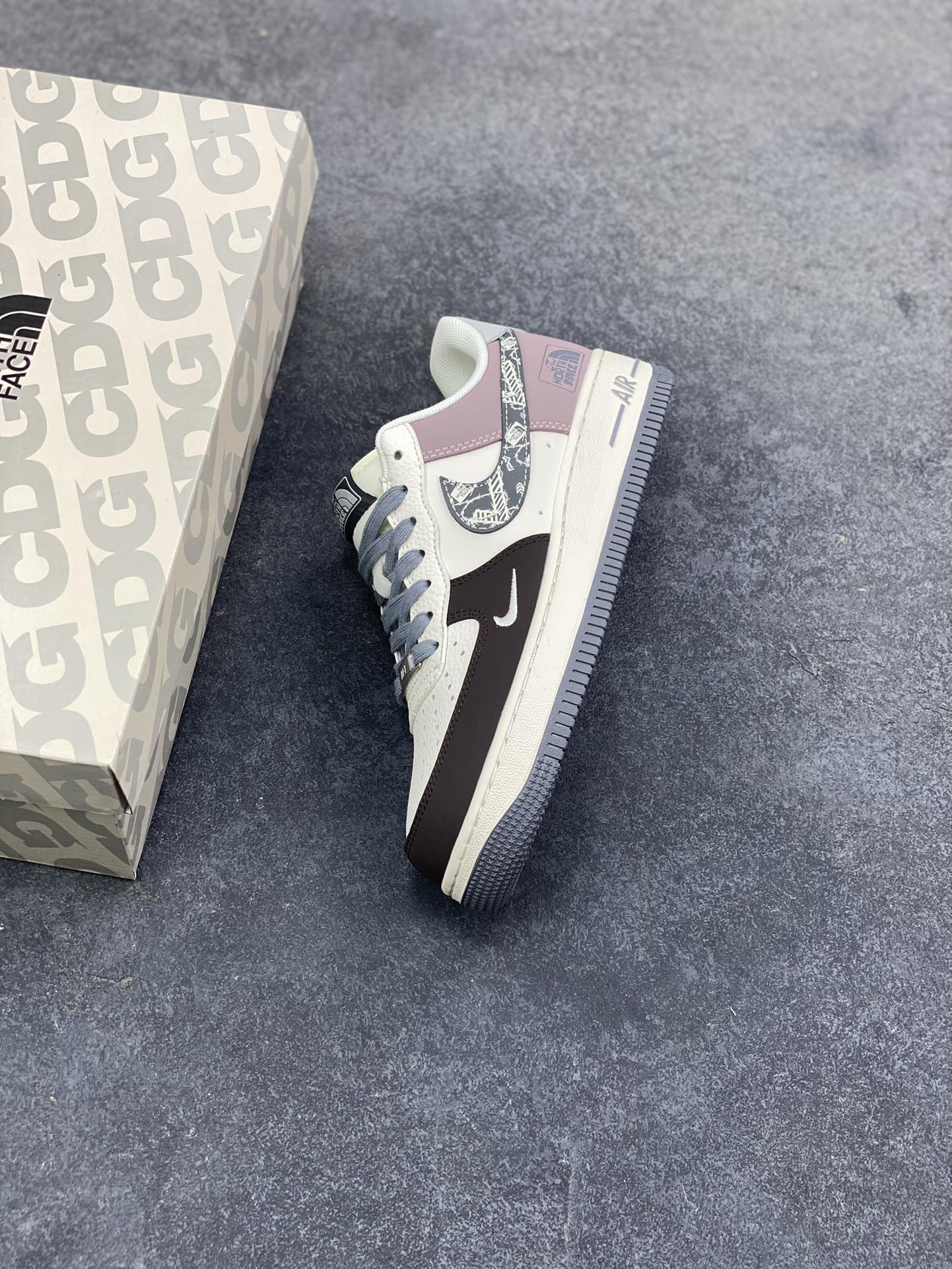 图片[7]-Nike Air Force 1 ‘07 Low “北面联名——米灰黑涂鸦勾”空军一号 高端定制 低帮 运动鞋 休闲鞋 折边针车 工艺难度大 原楦头原纸板 原装鞋盒 定制五金配件 内置全掌气垫 原厂鞋底 货号：QW5606-271 尺码：36 36.5 37.5 38 38.5 39 40 40.5 41 42 42.5 43 44 44.5 45-选品中心