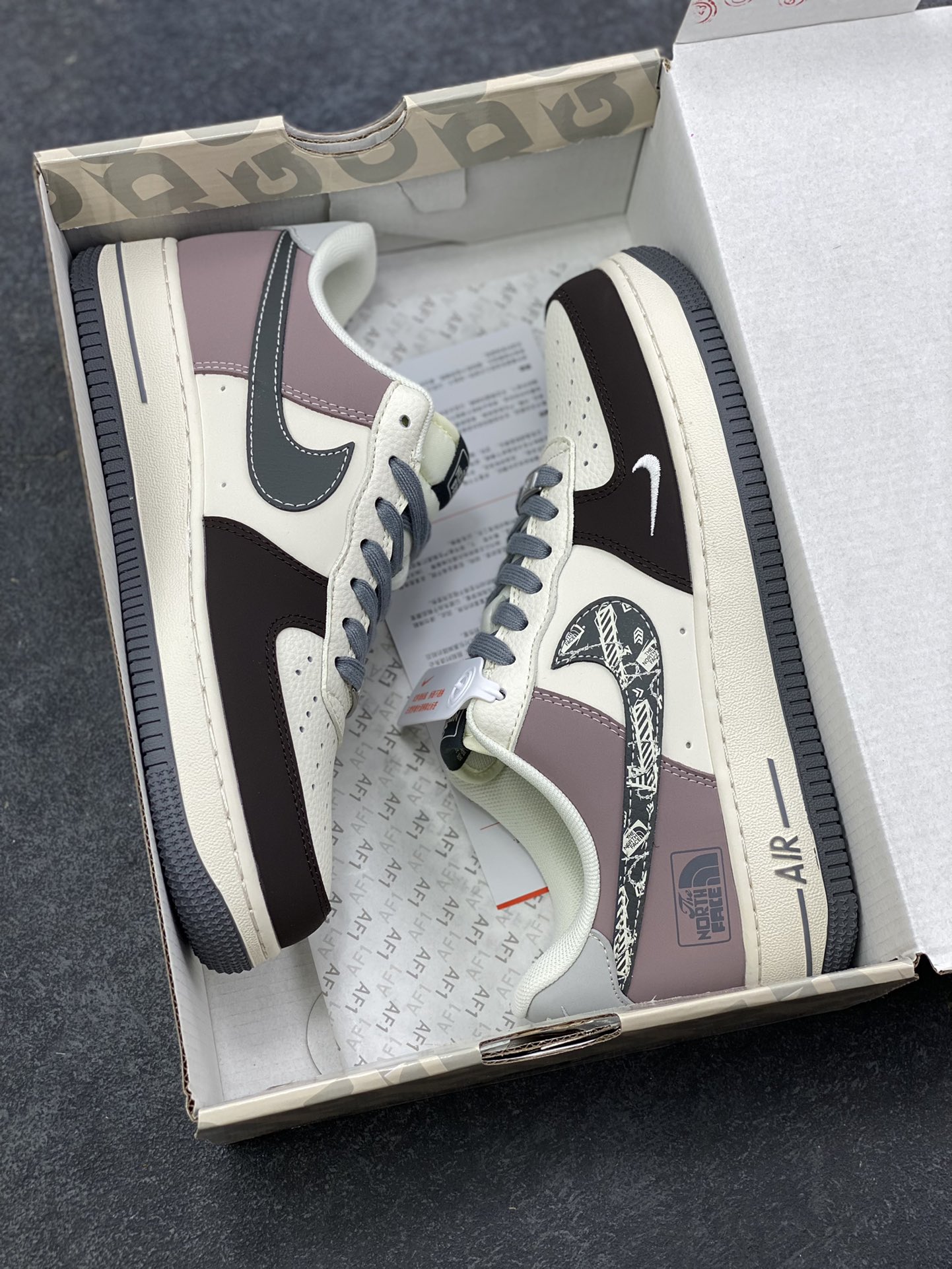 图片[9]-Nike Air Force 1 ‘07 Low “北面联名——米灰黑涂鸦勾”空军一号 高端定制 低帮 运动鞋 休闲鞋 折边针车 工艺难度大 原楦头原纸板 原装鞋盒 定制五金配件 内置全掌气垫 原厂鞋底 货号：QW5606-271 尺码：36 36.5 37.5 38 38.5 39 40 40.5 41 42 42.5 43 44 44.5 45-选品中心