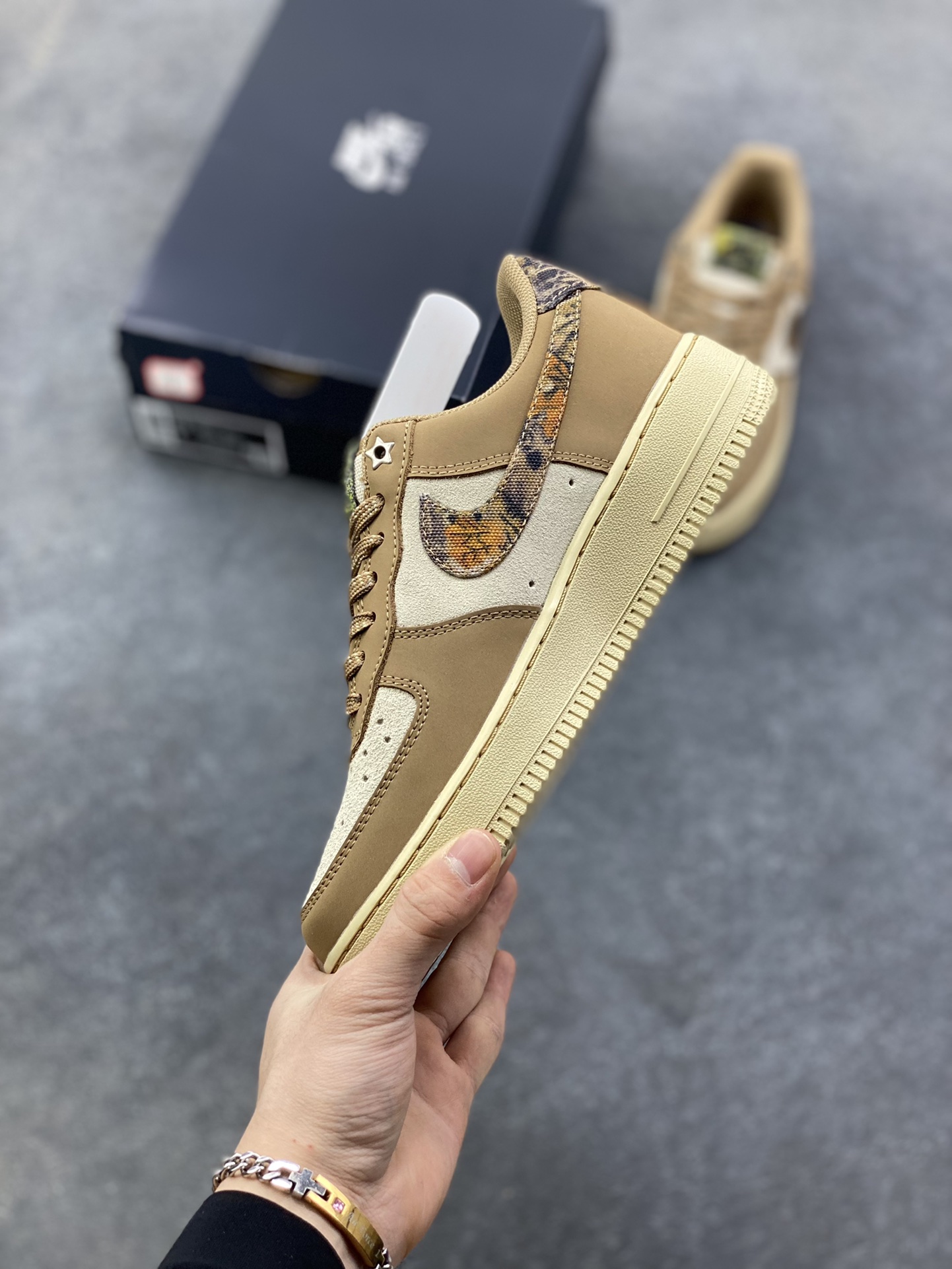图片[3]-NIke Air Force 1 ‘07 Low 空军一号低帮 运动鞋 休闲鞋 折边针车 工艺难度大 原楦头原纸板 原装鞋盒 定制五金配件 内置全掌气垫 原厂鞋底 货号：IO9803-200 尺码：36 36.5 37.5 38 38.5 39 40 40.5 41 42 42.5 43 44 44.5 45-选品中心