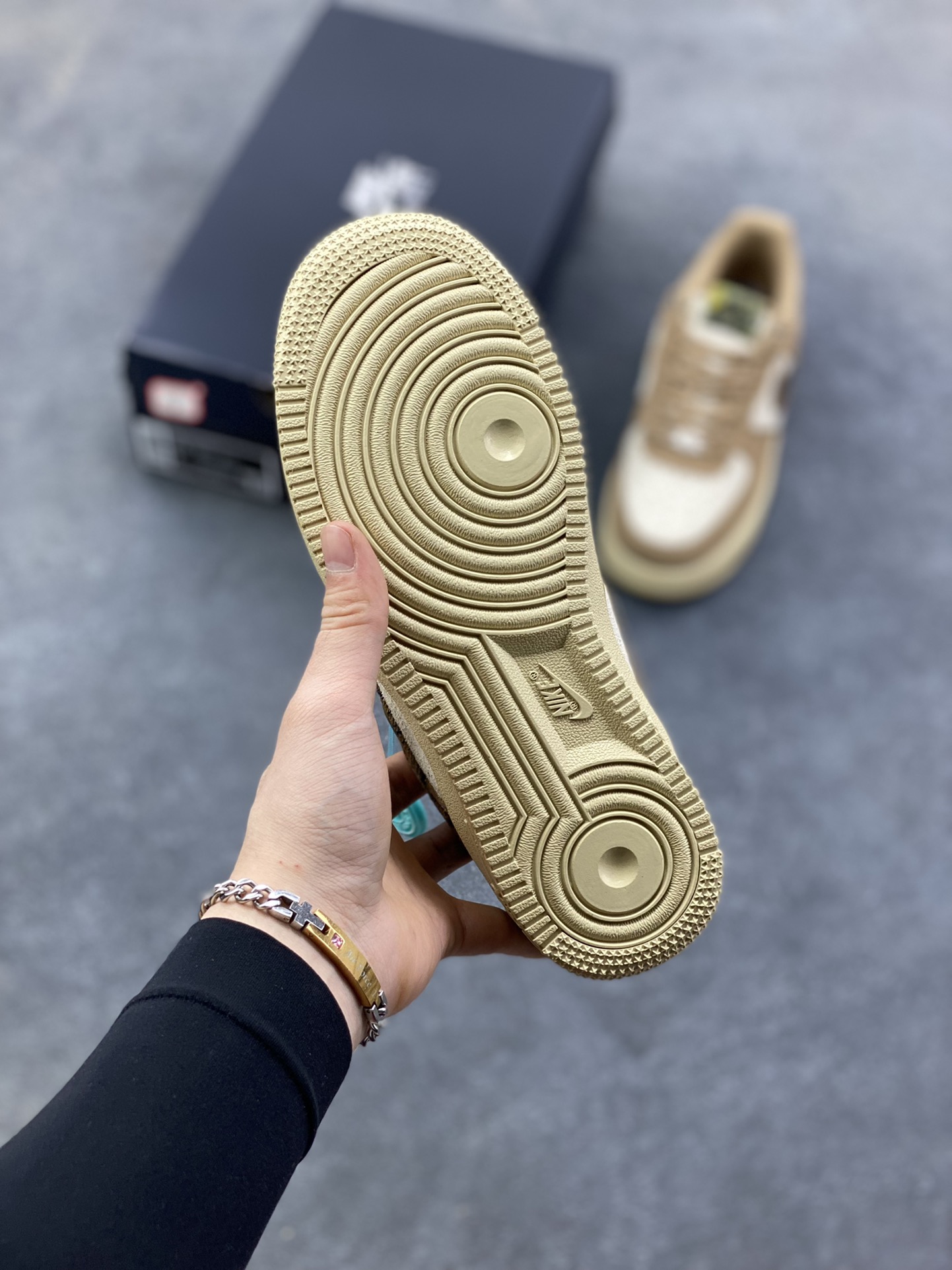 图片[5]-NIke Air Force 1 ‘07 Low 空军一号低帮 运动鞋 休闲鞋 折边针车 工艺难度大 原楦头原纸板 原装鞋盒 定制五金配件 内置全掌气垫 原厂鞋底 货号：IO9803-200 尺码：36 36.5 37.5 38 38.5 39 40 40.5 41 42 42.5 43 44 44.5 45-选品中心