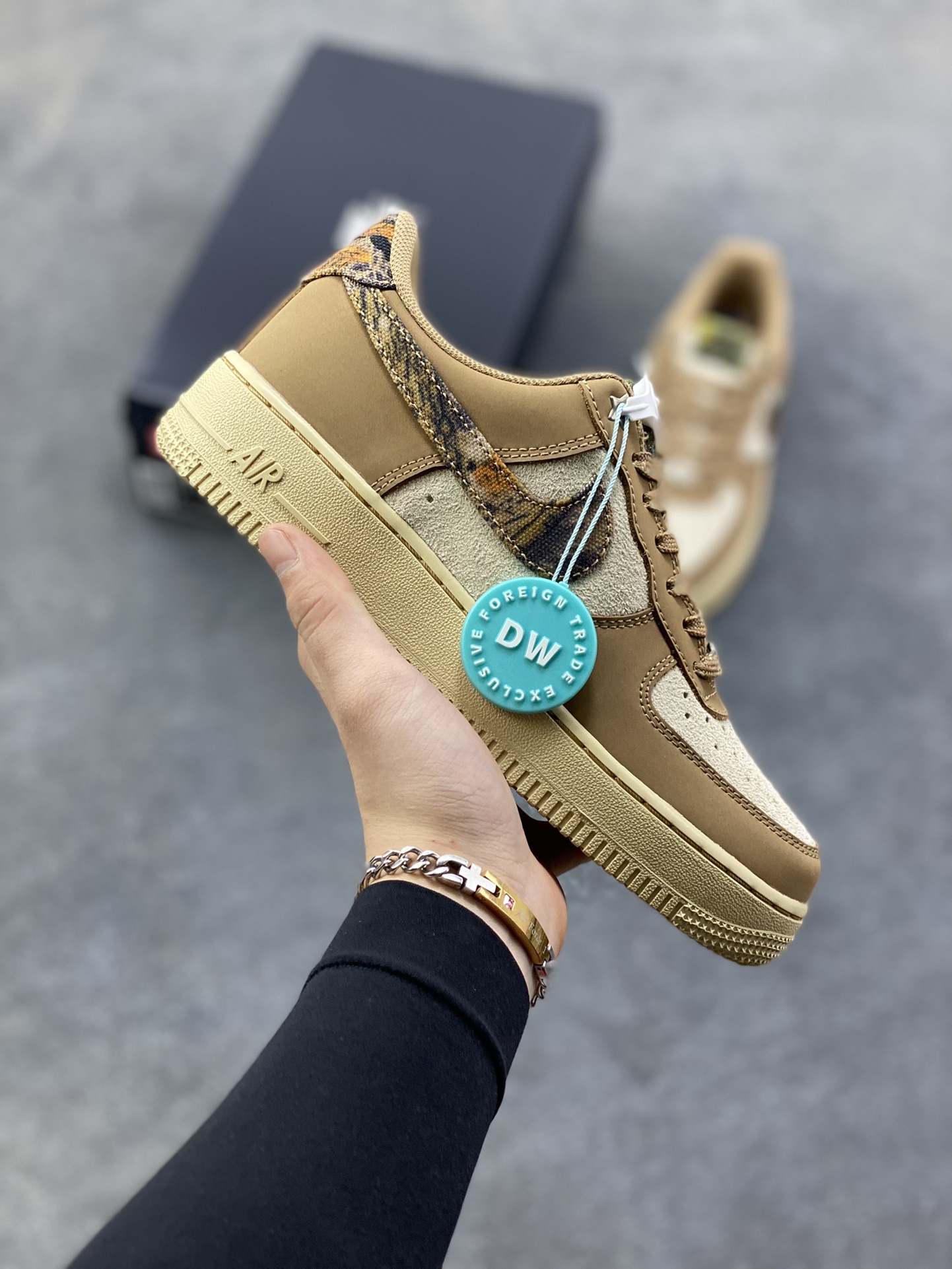 NIke Air Force 1 ‘07 Low 空军一号低帮 运动鞋 休闲鞋 折边针车 工艺难度大 原楦头原纸板 原装鞋盒 定制五金配件 内置全掌气垫 原厂鞋底 货号：IO9803-200 尺码：36 36.5 37.5 38 38.5 39 40 40.5 41 42 42.5 43 44 44.5 45-选品中心
