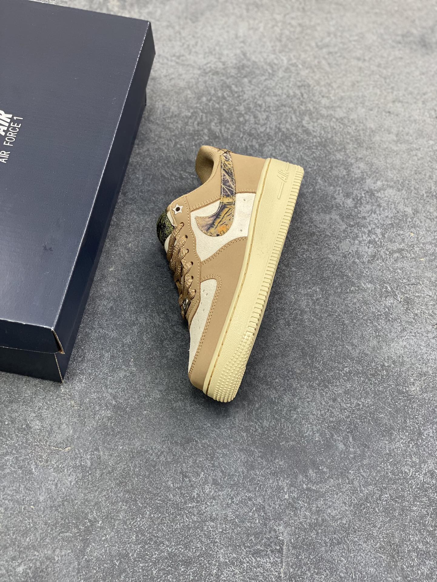 图片[7]-NIke Air Force 1 ‘07 Low 空军一号低帮 运动鞋 休闲鞋 折边针车 工艺难度大 原楦头原纸板 原装鞋盒 定制五金配件 内置全掌气垫 原厂鞋底 货号：IO9803-200 尺码：36 36.5 37.5 38 38.5 39 40 40.5 41 42 42.5 43 44 44.5 45-选品中心