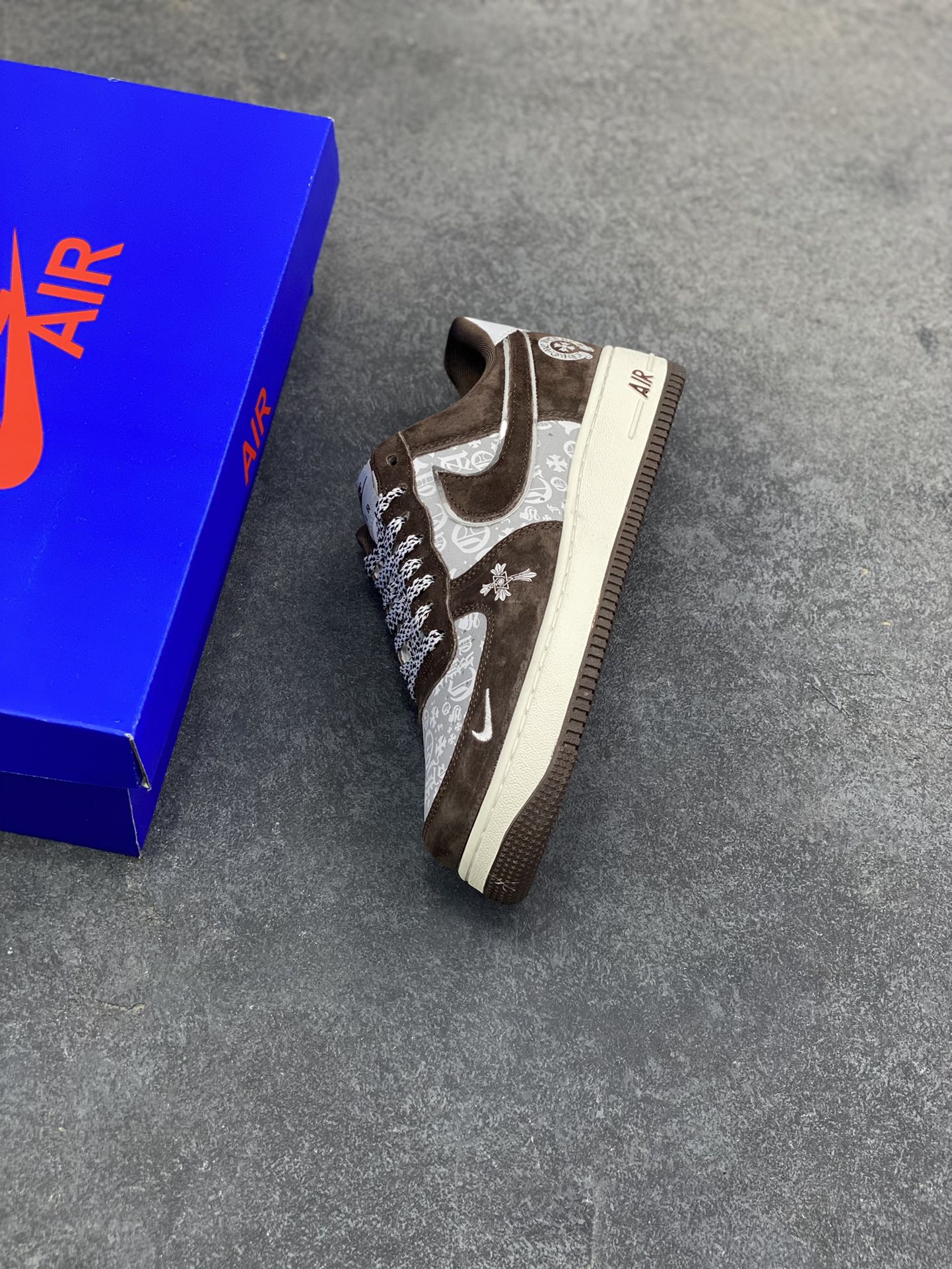 图片[7]-NIke Air Force 1 ‘07 Low “克罗心联名——浅栗翻毛”空军一号 低帮 运动鞋 休闲鞋 折边针车 工艺难度大 原楦头原纸板 原装鞋盒 定制五金配件 内置全掌气垫 原厂鞋底 货号：SY1388-010 尺码：36 36.5 37.5 38 38.5 39 40 40.5 41 42 42.5 43 44 44.5 45-选品中心