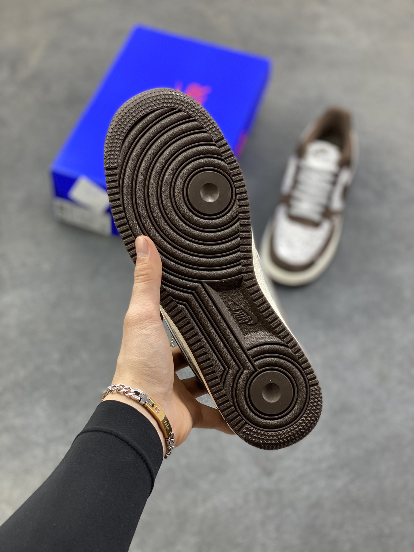 图片[5]-NIke Air Force 1 ‘07 Low “克罗心联名——浅栗翻毛”空军一号 低帮 运动鞋 休闲鞋 折边针车 工艺难度大 原楦头原纸板 原装鞋盒 定制五金配件 内置全掌气垫 原厂鞋底 货号：SY1388-010 尺码：36 36.5 37.5 38 38.5 39 40 40.5 41 42 42.5 43 44 44.5 45-选品中心