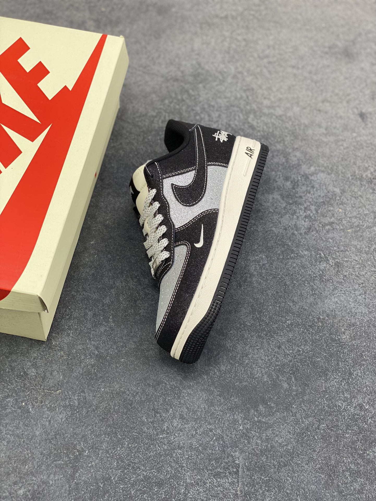 图片[7]-NIke Air Force 1 ‘07 Low “斯图西联名—满天星”空军一号 低帮 运动鞋 休闲鞋 折边针车 工艺难度大 原楦头原纸板 原装鞋盒 定制五金配件 内置全掌气垫 原厂鞋底 货号：XZ1968-518 尺码：36 36.5 37.5 38 38.5 39 40 40.5 41 42 42.5 43 44 44.5 45-选品中心