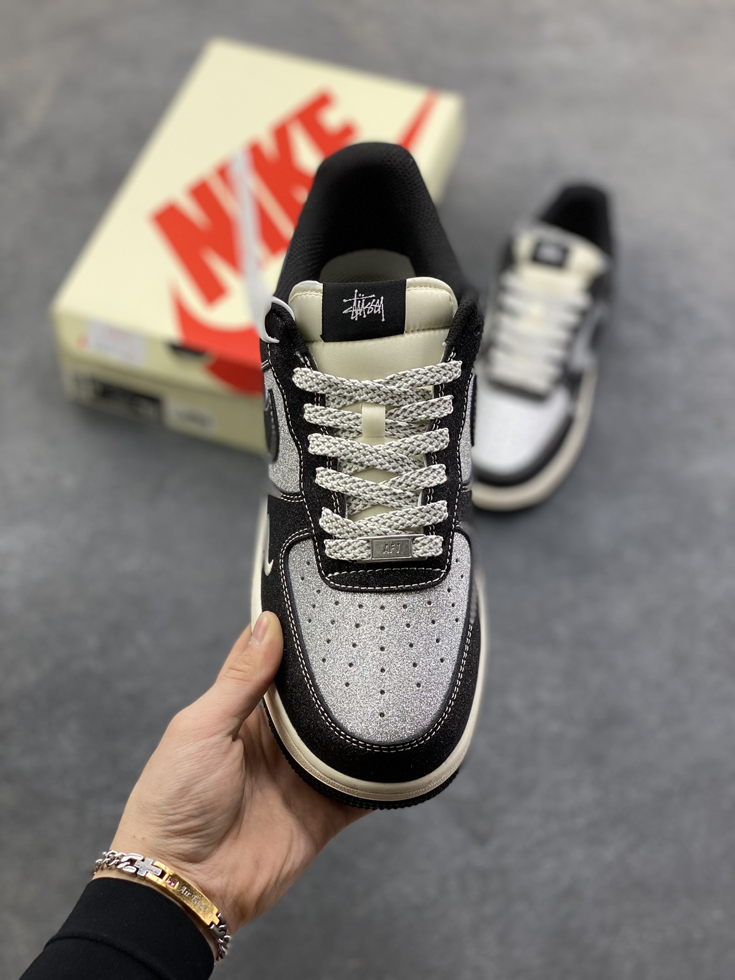 图片[2]-NIke Air Force 1 ‘07 Low “斯图西联名—满天星”空军一号 低帮 运动鞋 休闲鞋 折边针车 工艺难度大 原楦头原纸板 原装鞋盒 定制五金配件 内置全掌气垫 原厂鞋底 货号：XZ1968-518 尺码：36 36.5 37.5 38 38.5 39 40 40.5 41 42 42.5 43 44 44.5 45-选品中心