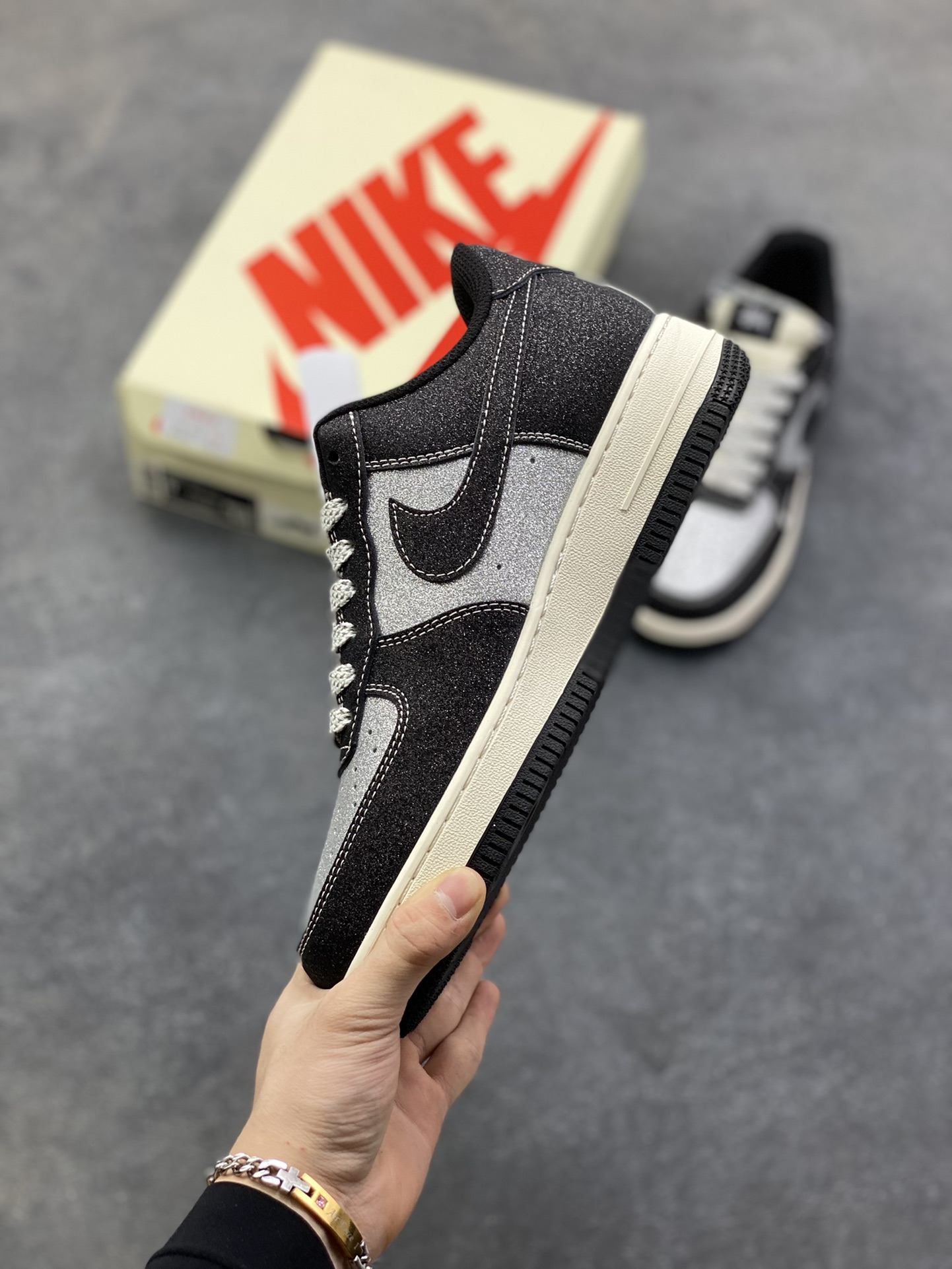 图片[3]-NIke Air Force 1 ‘07 Low “斯图西联名—满天星”空军一号 低帮 运动鞋 休闲鞋 折边针车 工艺难度大 原楦头原纸板 原装鞋盒 定制五金配件 内置全掌气垫 原厂鞋底 货号：XZ1968-518 尺码：36 36.5 37.5 38 38.5 39 40 40.5 41 42 42.5 43 44 44.5 45-选品中心