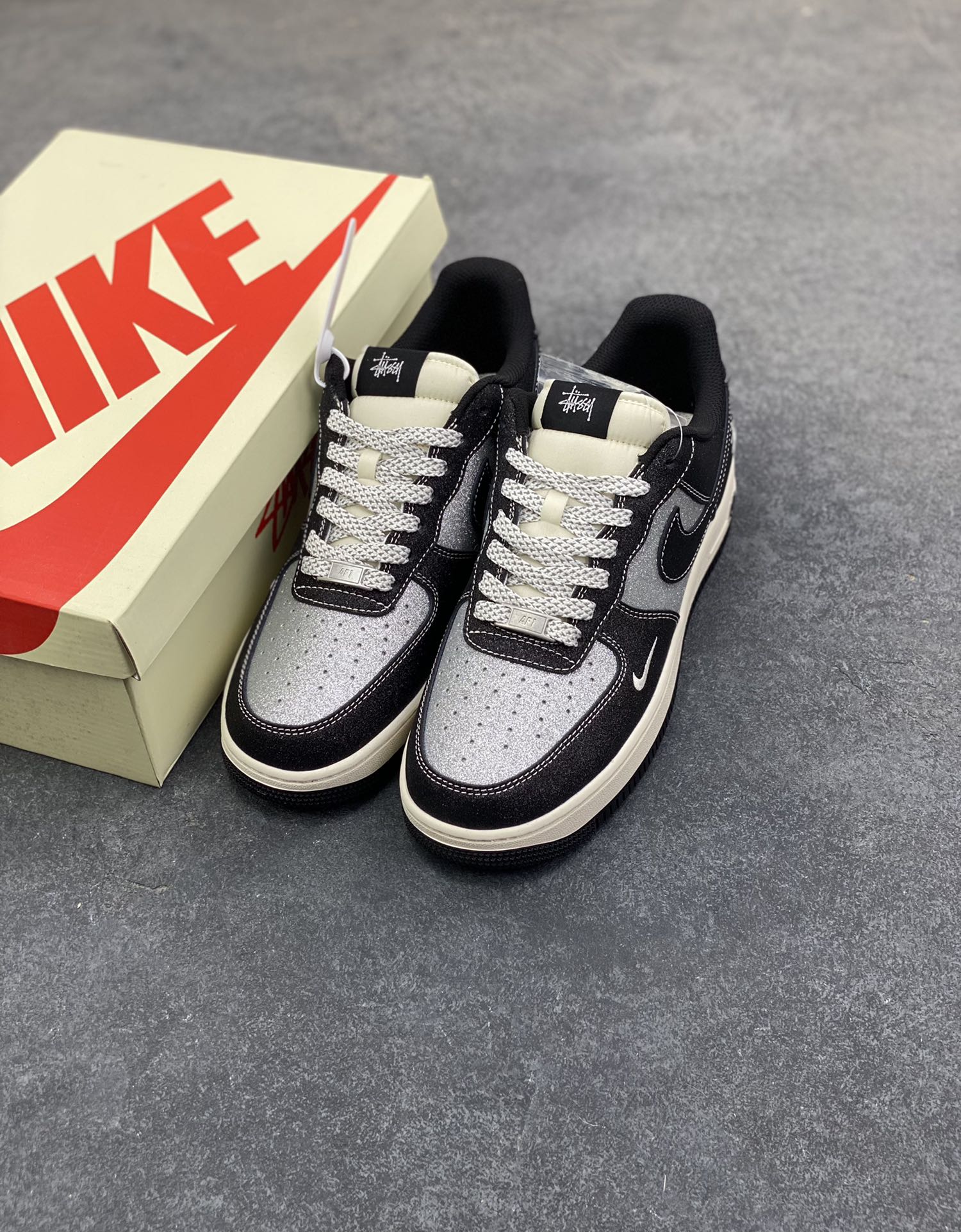 图片[8]-NIke Air Force 1 ‘07 Low “斯图西联名—满天星”空军一号 低帮 运动鞋 休闲鞋 折边针车 工艺难度大 原楦头原纸板 原装鞋盒 定制五金配件 内置全掌气垫 原厂鞋底 货号：XZ1968-518 尺码：36 36.5 37.5 38 38.5 39 40 40.5 41 42 42.5 43 44 44.5 45-选品中心