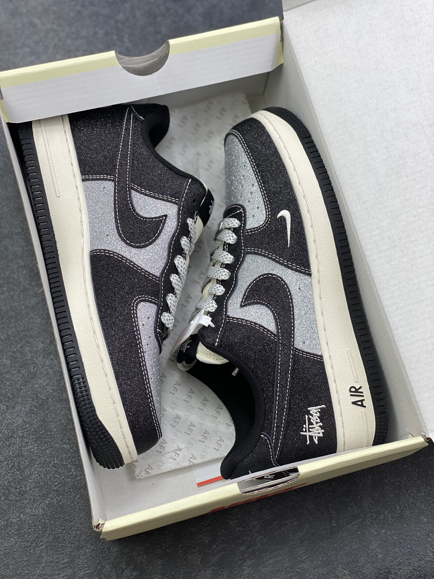 图片[9]-NIke Air Force 1 ‘07 Low “斯图西联名—满天星”空军一号 低帮 运动鞋 休闲鞋 折边针车 工艺难度大 原楦头原纸板 原装鞋盒 定制五金配件 内置全掌气垫 原厂鞋底 货号：XZ1968-518 尺码：36 36.5 37.5 38 38.5 39 40 40.5 41 42 42.5 43 44 44.5 45-选品中心