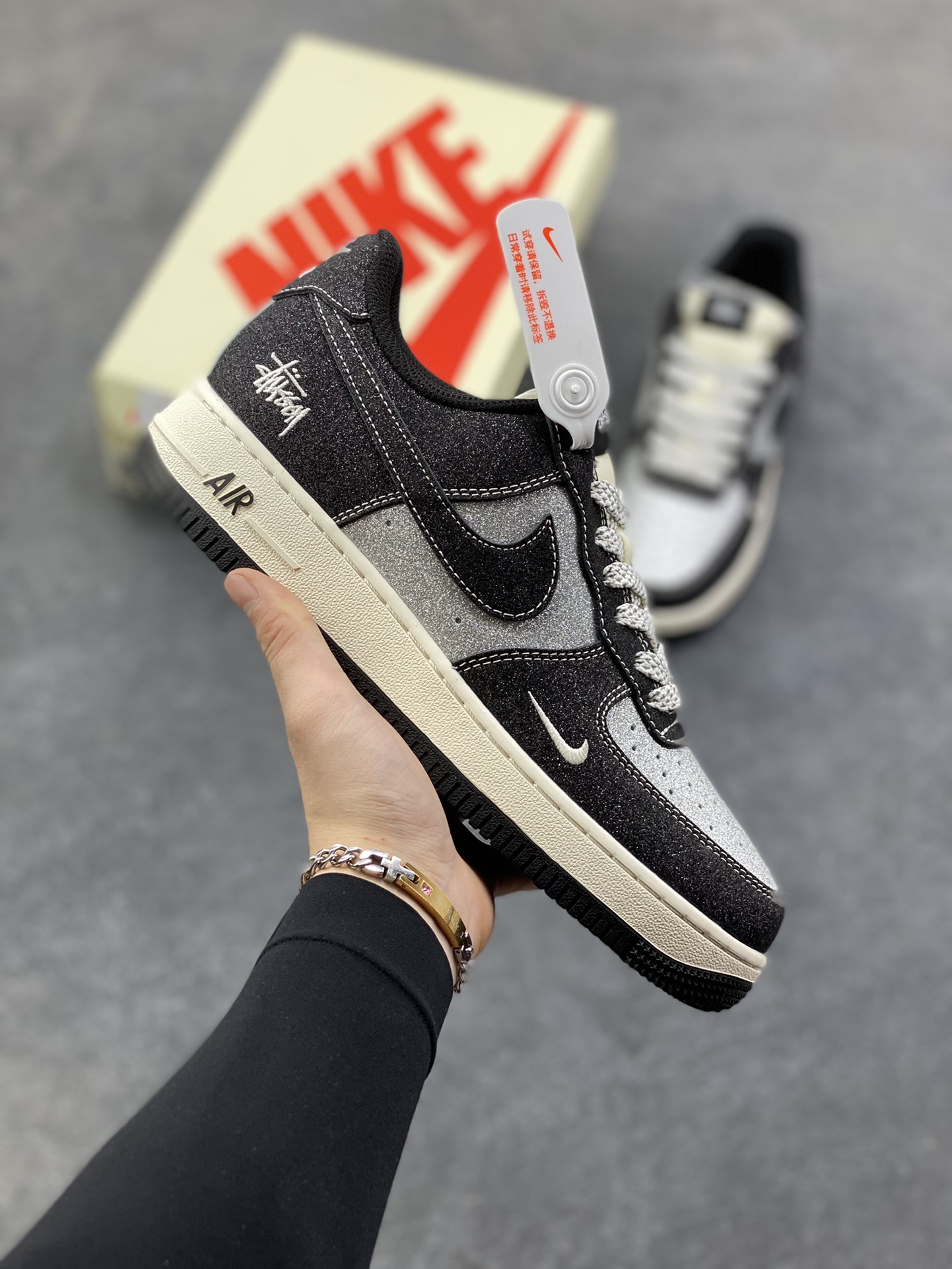 NIke Air Force 1 ‘07 Low “斯图西联名—满天星”空军一号 低帮 运动鞋 休闲鞋 折边针车 工艺难度大 原楦头原纸板 原装鞋盒 定制五金配件 内置全掌气垫 原厂鞋底 货号：XZ1968-518 尺码：36 36.5 37.5 38 38.5 39 40 40.5 41 42 42.5 43 44 44.5 45-选品中心