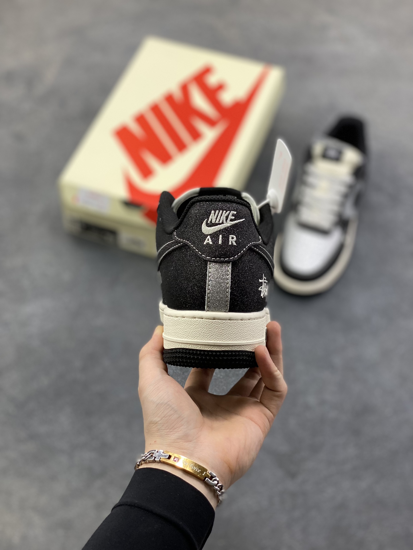 图片[4]-NIke Air Force 1 ‘07 Low “斯图西联名—满天星”空军一号 低帮 运动鞋 休闲鞋 折边针车 工艺难度大 原楦头原纸板 原装鞋盒 定制五金配件 内置全掌气垫 原厂鞋底 货号：XZ1968-518 尺码：36 36.5 37.5 38 38.5 39 40 40.5 41 42 42.5 43 44 44.5 45-选品中心