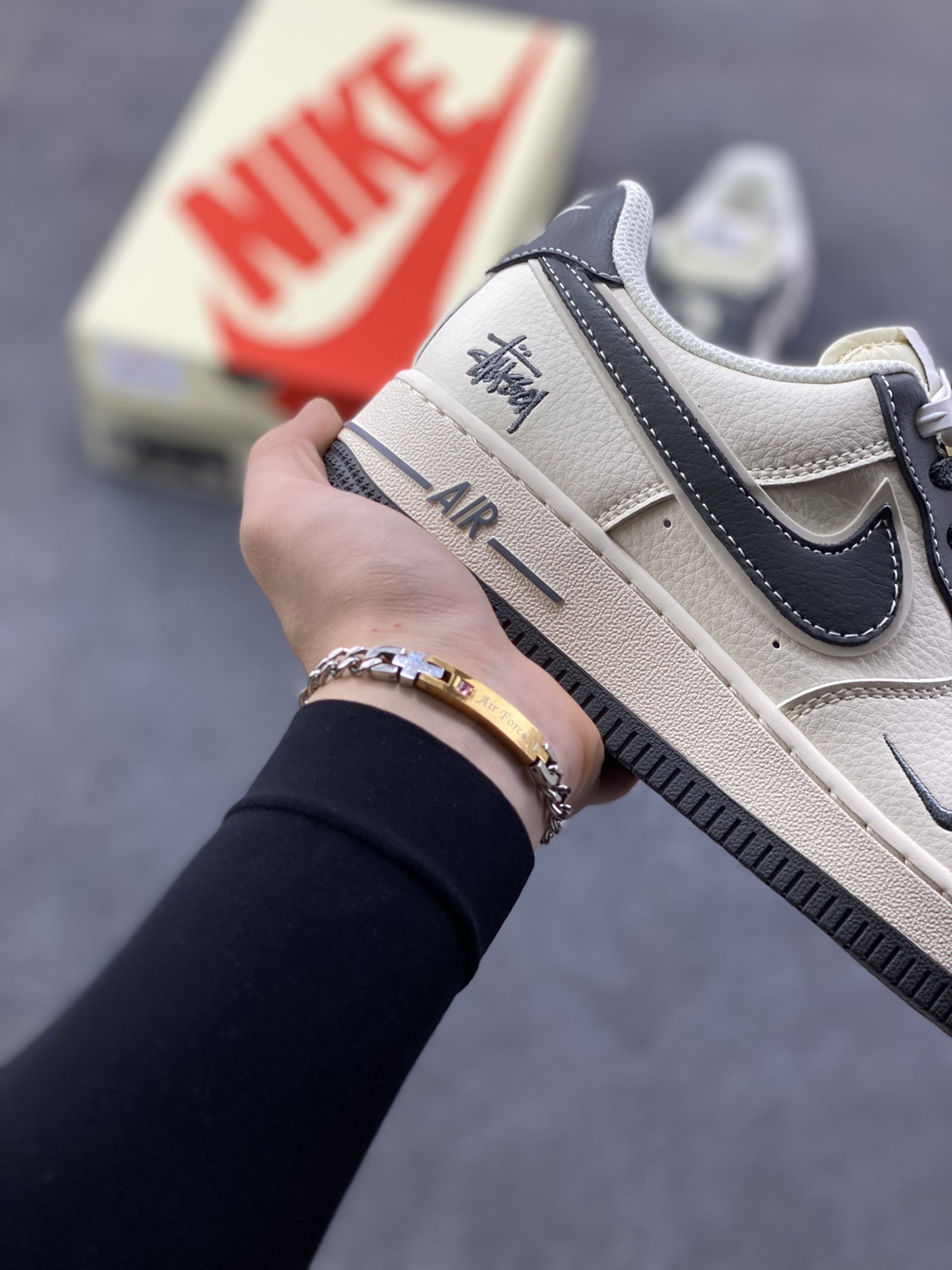 图片[6]-NIke Air Force 1 ‘07 Low “斯图西联名—米灰云母”空军一号 低帮 运动鞋 休闲鞋 折边针车 工艺难度大 原楦头原纸板 原装鞋盒 定制五金配件 内置全掌气垫 原厂鞋底 货号：XZ6188-226 尺码：36 36.5 37.5 38 38.5 39 40 40.5 41 42 42.5 43 44 44.5 45-选品中心